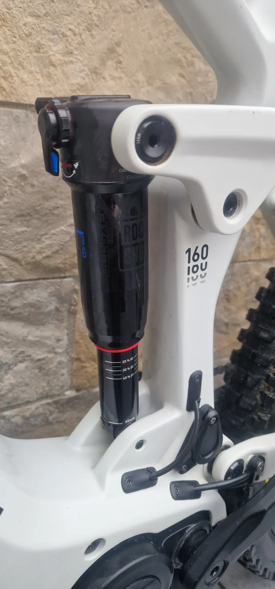 biete mein Cube Stereo Hybrid 160 HPC SL in der Größe L aus dem Jahr 2023 an.
Das Bike war ein Jobrad und es wurde dementsprechend regelmäßig der Service gemacht.
Papiere dafür habe ich alle fals gewollt.
Vor 2 Wochen wurde noch der Antreib neu gemacht also Kassette, Kette usw.
Ist somit neu und kostet allein schon ca 300Euro
Bremse Hinten ist auch neu.
Bike hat Gebrauchsspuren/Kratzer..