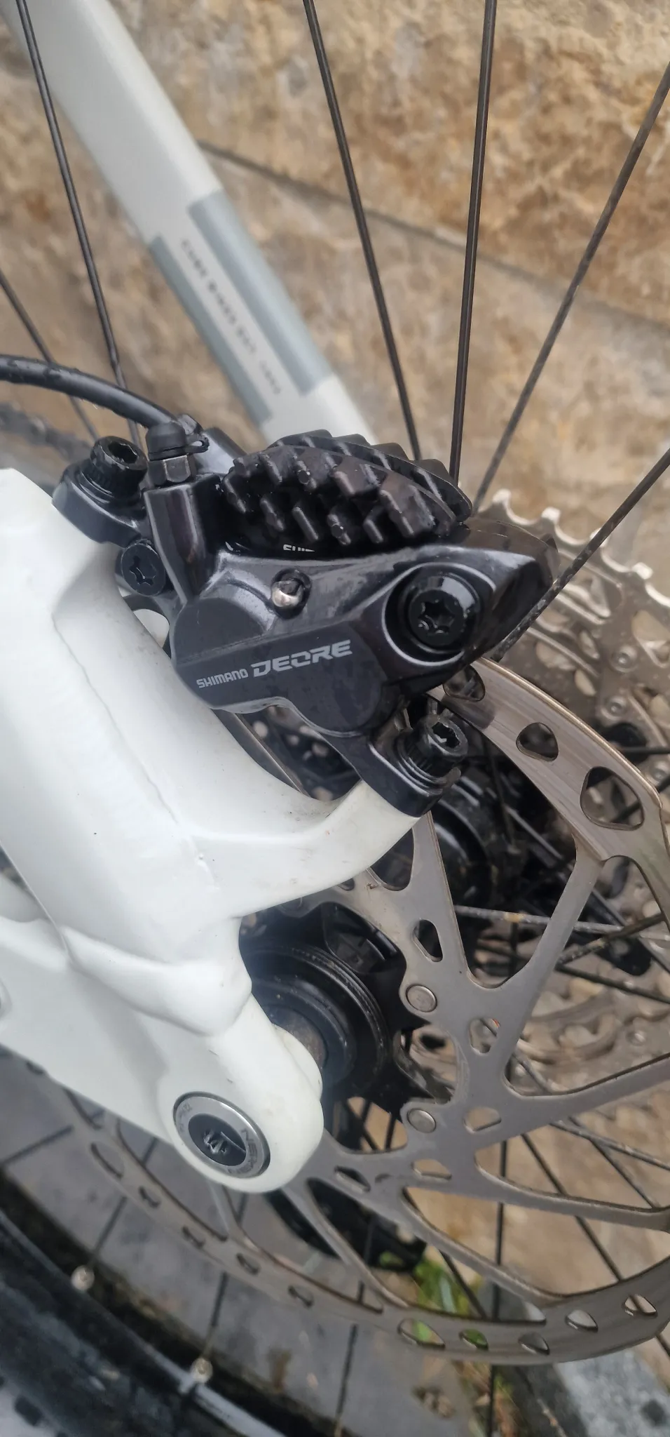 biete mein Cube Stereo Hybrid 160 HPC SL in der Größe L aus dem Jahr 2023 an.
Das Bike war ein Jobrad und es wurde dementsprechend regelmäßig der Service gemacht.
Papiere dafür habe ich alle fals gewollt.
Vor 2 Wochen wurde noch der Antreib neu gemacht also Kassette, Kette usw.
Ist somit neu und kostet allein schon ca 300Euro
Bremse Hinten ist auch neu.
Bike hat Gebrauchsspuren/Kratzer..