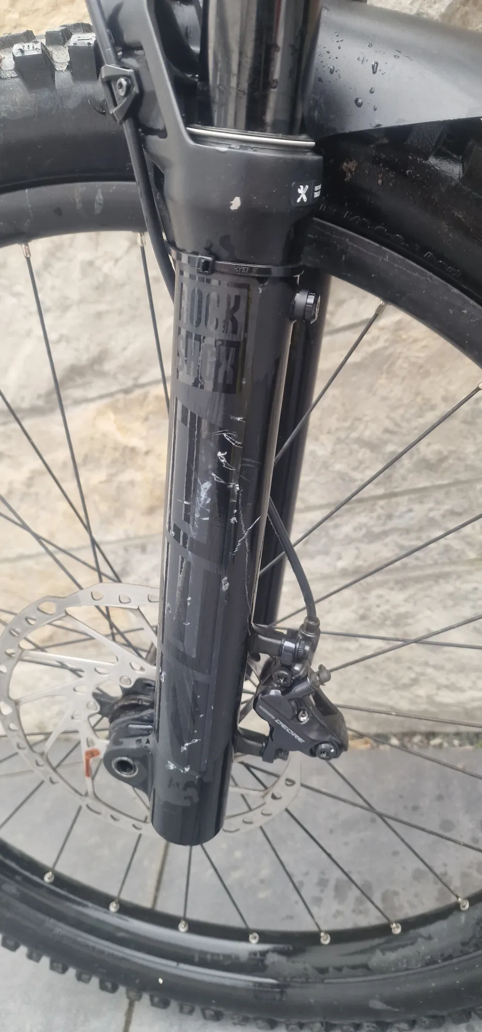 biete mein Cube Stereo Hybrid 160 HPC SL in der Größe L aus dem Jahr 2023 an.
Das Bike war ein Jobrad und es wurde dementsprechend regelmäßig der Service gemacht.
Papiere dafür habe ich alle fals gewollt.
Vor 2 Wochen wurde noch der Antreib neu gemacht also Kassette, Kette usw.
Ist somit neu und kostet allein schon ca 300Euro
Bremse Hinten ist auch neu.
Bike hat Gebrauchsspuren/Kratzer..