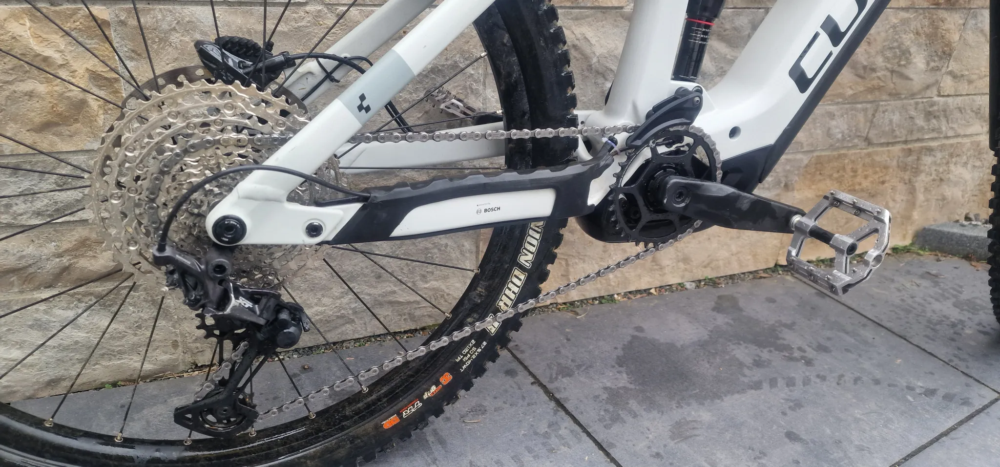 biete mein Cube Stereo Hybrid 160 HPC SL in der Größe L aus dem Jahr 2023 an.
Das Bike war ein Jobrad und es wurde dementsprechend regelmäßig der Service gemacht.
Papiere dafür habe ich alle fals gewollt.
Vor 2 Wochen wurde noch der Antreib neu gemacht also Kassette, Kette usw.
Ist somit neu und kostet allein schon ca 300Euro
Bremse Hinten ist auch neu.
Bike hat Gebrauchsspuren/Kratzer..