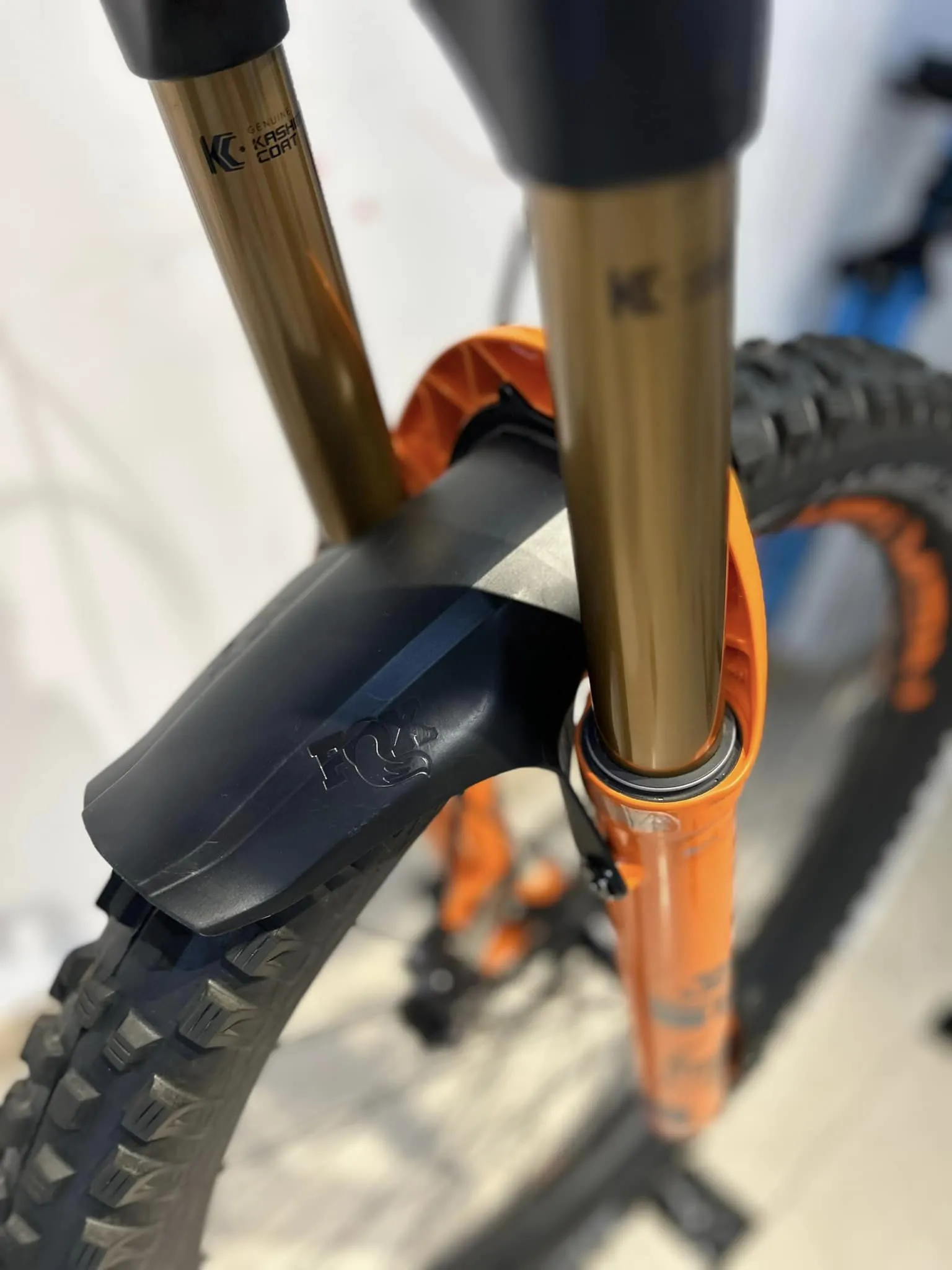 VTT électrique Cube Stereo Hybrid 160 HPC Action Team, année 2021, taille M, totalisant 1 600 km. Vélo utilisé normalement, entretien régulier, jamais accidenté.
Le cadre carbone HPC et le triangle arrière aluminium sont en excellent état structurel. On note uniquement de légères traces esthétiques d’usage cohérentes avec le kilométrage (micro-rayures superficielles, frottements discrets), aucun impact, aucune fissure.
La suspension Fox Factory (Fox 38 à l’avant / Fox DPX2 à l’arrière) fonctionne parfaitement : hydraulique saine, débattement fluide, aucune fuite.
Le moteur Bosch Performance Line CX Gen 4 (85 Nm) est silencieux, puissant et réactif, avec une assistance parfaitement linéaire.
La batterie Bosch PowerTube 625 Wh conserve une très bonne autonomie, sans perte anormale (usure normale pour 1 600 km).
Transmission Shimano XT 12 vitesses : passages nets, usure normale, aucun saut de chaîne.
Freins Shimano XT 4 pistons : mordant intact, freinage constant.
Roues et pneus en bon état, prêts à rouler.