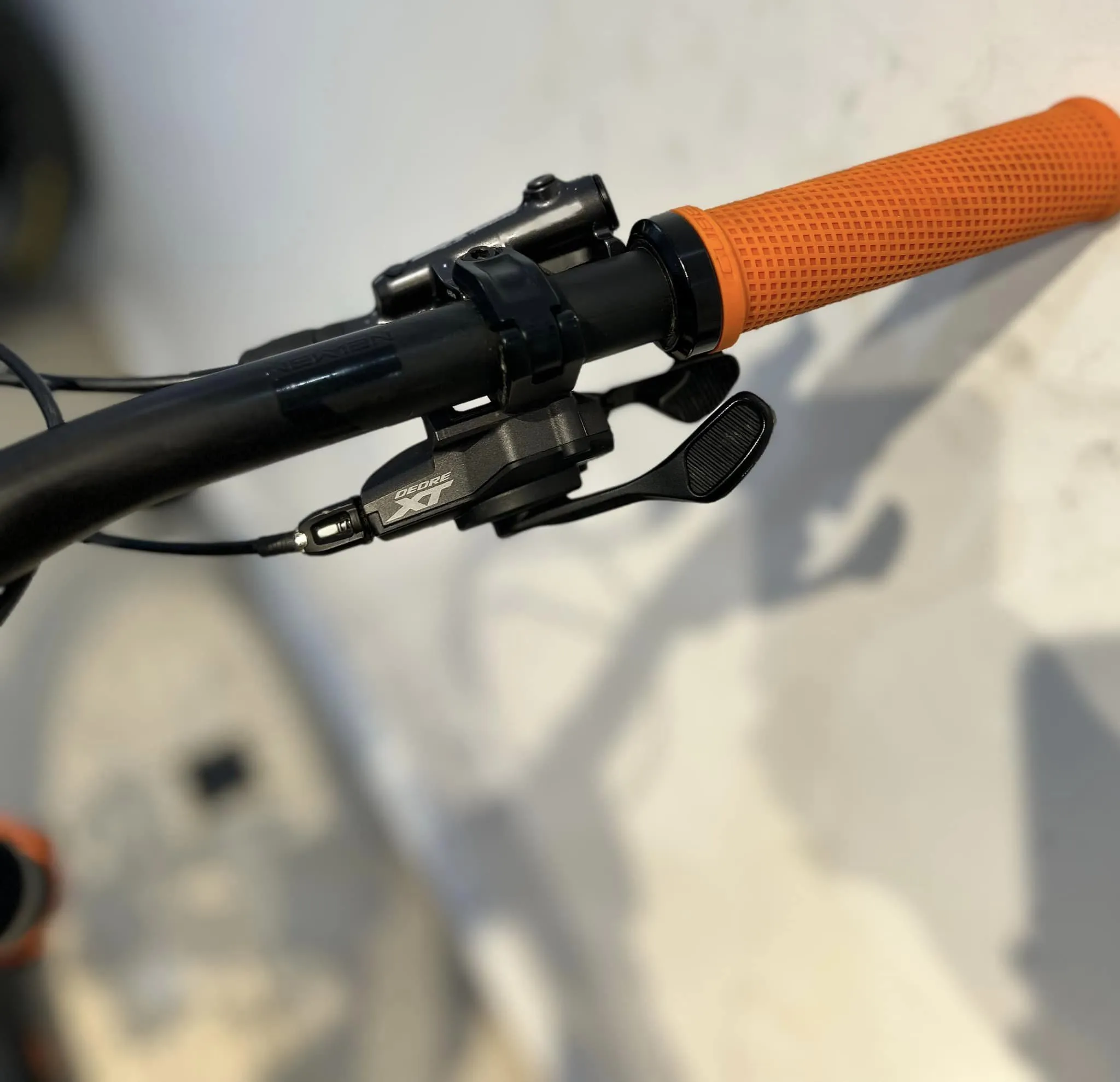 VTT électrique Cube Stereo Hybrid 160 HPC Action Team, année 2021, taille M, totalisant 1 600 km. Vélo utilisé normalement, entretien régulier, jamais accidenté.
Le cadre carbone HPC et le triangle arrière aluminium sont en excellent état structurel. On note uniquement de légères traces esthétiques d’usage cohérentes avec le kilométrage (micro-rayures superficielles, frottements discrets), aucun impact, aucune fissure.
La suspension Fox Factory (Fox 38 à l’avant / Fox DPX2 à l’arrière) fonctionne parfaitement : hydraulique saine, débattement fluide, aucune fuite.
Le moteur Bosch Performance Line CX Gen 4 (85 Nm) est silencieux, puissant et réactif, avec une assistance parfaitement linéaire.
La batterie Bosch PowerTube 625 Wh conserve une très bonne autonomie, sans perte anormale (usure normale pour 1 600 km).
Transmission Shimano XT 12 vitesses : passages nets, usure normale, aucun saut de chaîne.
Freins Shimano XT 4 pistons : mordant intact, freinage constant.
Roues et pneus en bon état, prêts à rouler.