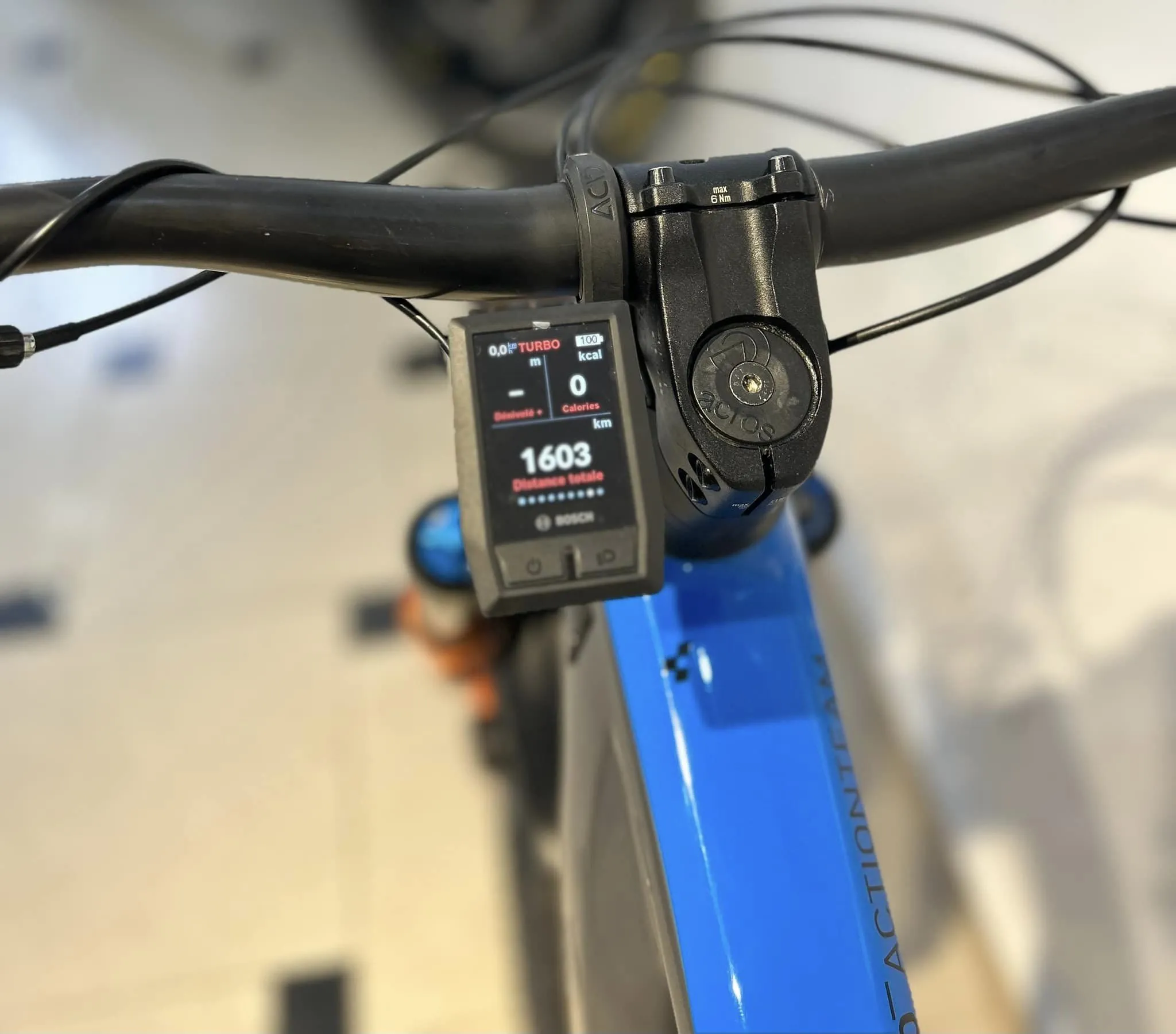 VTT électrique Cube Stereo Hybrid 160 HPC Action Team, année 2021, taille M, totalisant 1 600 km. Vélo utilisé normalement, entretien régulier, jamais accidenté.
Le cadre carbone HPC et le triangle arrière aluminium sont en excellent état structurel. On note uniquement de légères traces esthétiques d’usage cohérentes avec le kilométrage (micro-rayures superficielles, frottements discrets), aucun impact, aucune fissure.
La suspension Fox Factory (Fox 38 à l’avant / Fox DPX2 à l’arrière) fonctionne parfaitement : hydraulique saine, débattement fluide, aucune fuite.
Le moteur Bosch Performance Line CX Gen 4 (85 Nm) est silencieux, puissant et réactif, avec une assistance parfaitement linéaire.
La batterie Bosch PowerTube 625 Wh conserve une très bonne autonomie, sans perte anormale (usure normale pour 1 600 km).
Transmission Shimano XT 12 vitesses : passages nets, usure normale, aucun saut de chaîne.
Freins Shimano XT 4 pistons : mordant intact, freinage constant.
Roues et pneus en bon état, prêts à rouler.