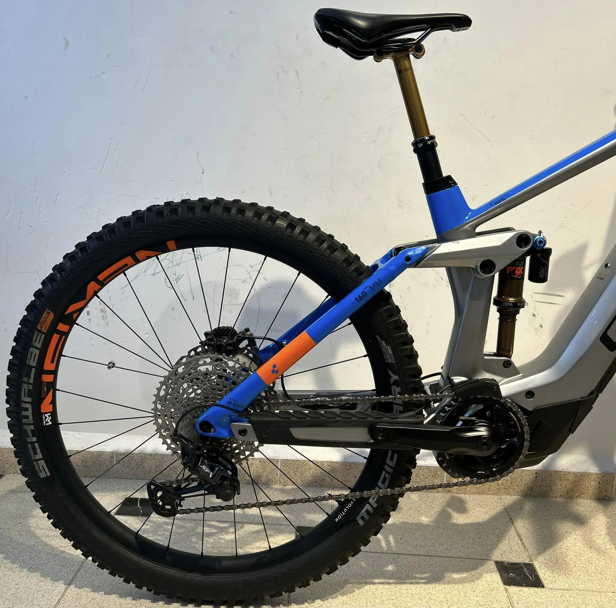 VTT électrique Cube Stereo Hybrid 160 HPC Action Team, année 2021, taille M, totalisant 1 600 km. Vélo utilisé normalement, entretien régulier, jamais accidenté.
Le cadre carbone HPC et le triangle arrière aluminium sont en excellent état structurel. On note uniquement de légères traces esthétiques d’usage cohérentes avec le kilométrage (micro-rayures superficielles, frottements discrets), aucun impact, aucune fissure.
La suspension Fox Factory (Fox 38 à l’avant / Fox DPX2 à l’arrière) fonctionne parfaitement : hydraulique saine, débattement fluide, aucune fuite.
Le moteur Bosch Performance Line CX Gen 4 (85 Nm) est silencieux, puissant et réactif, avec une assistance parfaitement linéaire.
La batterie Bosch PowerTube 625 Wh conserve une très bonne autonomie, sans perte anormale (usure normale pour 1 600 km).
Transmission Shimano XT 12 vitesses : passages nets, usure normale, aucun saut de chaîne.
Freins Shimano XT 4 pistons : mordant intact, freinage constant.
Roues et pneus en bon état, prêts à rouler.