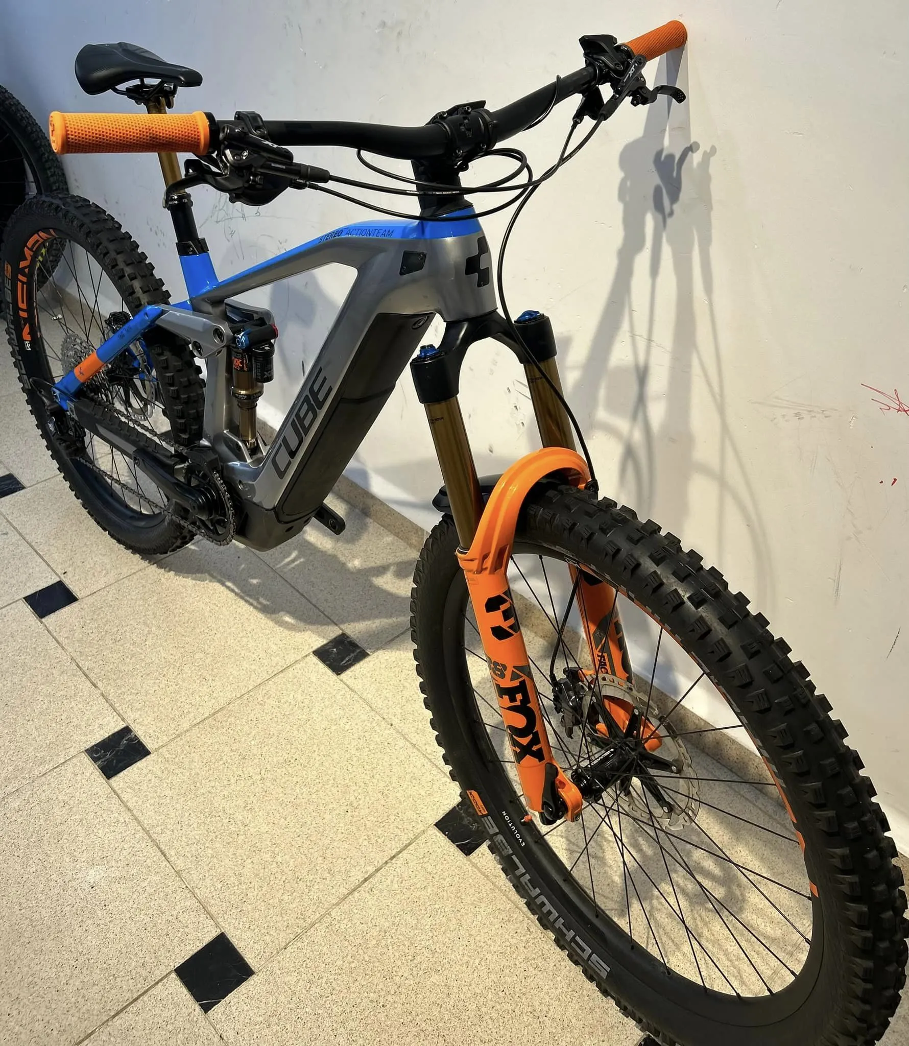 VTT électrique Cube Stereo Hybrid 160 HPC Action Team, année 2021, taille M, totalisant 1 600 km. Vélo utilisé normalement, entretien régulier, jamais accidenté.
Le cadre carbone HPC et le triangle arrière aluminium sont en excellent état structurel. On note uniquement de légères traces esthétiques d’usage cohérentes avec le kilométrage (micro-rayures superficielles, frottements discrets), aucun impact, aucune fissure.
La suspension Fox Factory (Fox 38 à l’avant / Fox DPX2 à l’arrière) fonctionne parfaitement : hydraulique saine, débattement fluide, aucune fuite.
Le moteur Bosch Performance Line CX Gen 4 (85 Nm) est silencieux, puissant et réactif, avec une assistance parfaitement linéaire.
La batterie Bosch PowerTube 625 Wh conserve une très bonne autonomie, sans perte anormale (usure normale pour 1 600 km).
Transmission Shimano XT 12 vitesses : passages nets, usure normale, aucun saut de chaîne.
Freins Shimano XT 4 pistons : mordant intact, freinage constant.
Roues et pneus en bon état, prêts à rouler.