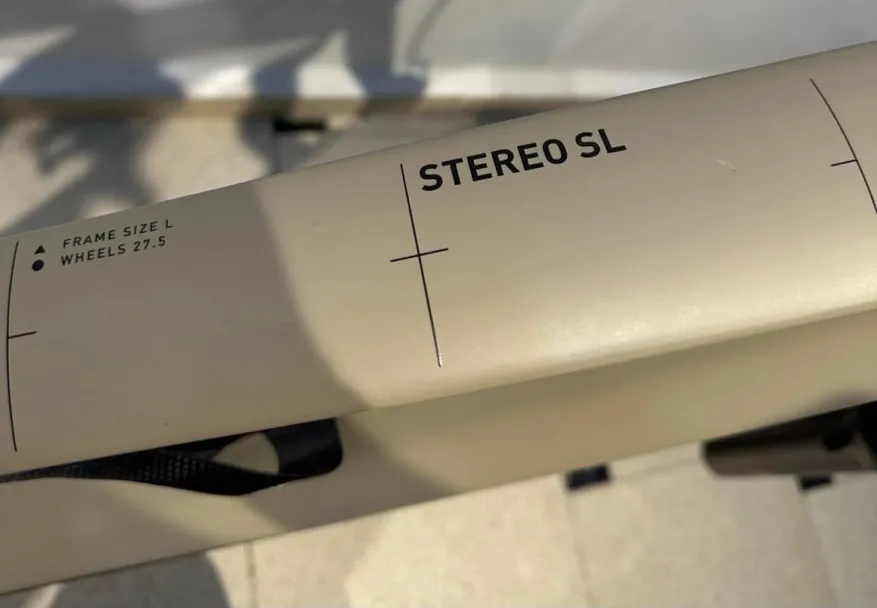 À vendre : superbe vélo électrique tout-terrain Cube Stereo Hybrid 160 HPC SL 750 27.5'' de 2022, coloris Desert'n'Black. Ce VTT électrique dispose d'une excellente autonomie grâce à sa batterie de 750 Wh, parfait pour des randonnées prolongées. Il est équipé d'un moteur performant pour affronter tous types de terrains avec facilité. En parfait état, ce vélo est idéal pour les amateurs de sensations fortes souhaitant bénéficier d'une aide électrique.
Caractéristiques :
- Modèle 2022
- Taille des roues : 27.5''
- Coloris : Desert'n'Black
- Cadre en carbone pour une légèreté optimale
- Autonomie améliorée avec batterie 750 Wh
- Usages : randonnée, trail, montagne
Etat : Neuf avec sa clé et document d’origine