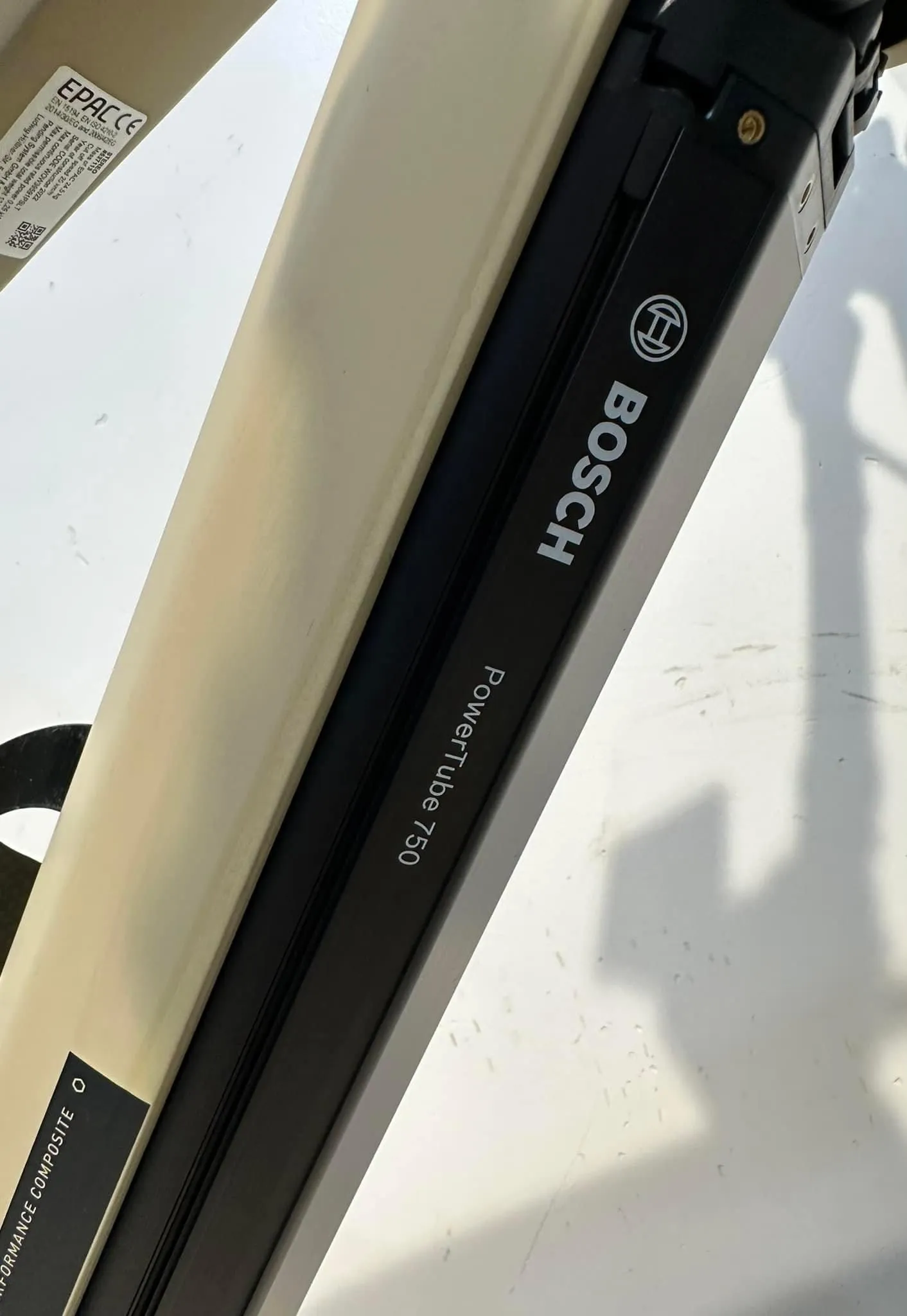 À vendre : superbe vélo électrique tout-terrain Cube Stereo Hybrid 160 HPC SL 750 27.5'' de 2022, coloris Desert'n'Black. Ce VTT électrique dispose d'une excellente autonomie grâce à sa batterie de 750 Wh, parfait pour des randonnées prolongées. Il est équipé d'un moteur performant pour affronter tous types de terrains avec facilité. En parfait état, ce vélo est idéal pour les amateurs de sensations fortes souhaitant bénéficier d'une aide électrique.
Caractéristiques :
- Modèle 2022
- Taille des roues : 27.5''
- Coloris : Desert'n'Black
- Cadre en carbone pour une légèreté optimale
- Autonomie améliorée avec batterie 750 Wh
- Usages : randonnée, trail, montagne
Etat : Neuf avec sa clé et document d’origine