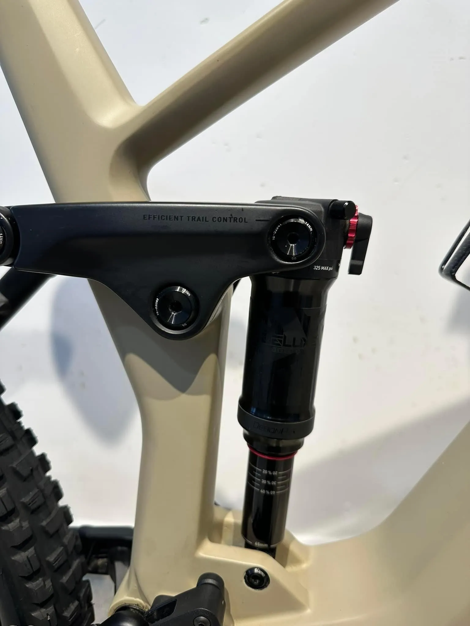 À vendre : superbe vélo électrique tout-terrain Cube Stereo Hybrid 160 HPC SL 750 27.5'' de 2022, coloris Desert'n'Black. Ce VTT électrique dispose d'une excellente autonomie grâce à sa batterie de 750 Wh, parfait pour des randonnées prolongées. Il est équipé d'un moteur performant pour affronter tous types de terrains avec facilité. En parfait état, ce vélo est idéal pour les amateurs de sensations fortes souhaitant bénéficier d'une aide électrique.
Caractéristiques :
- Modèle 2022
- Taille des roues : 27.5''
- Coloris : Desert'n'Black
- Cadre en carbone pour une légèreté optimale
- Autonomie améliorée avec batterie 750 Wh
- Usages : randonnée, trail, montagne
Etat : Neuf avec sa clé et document d’origine