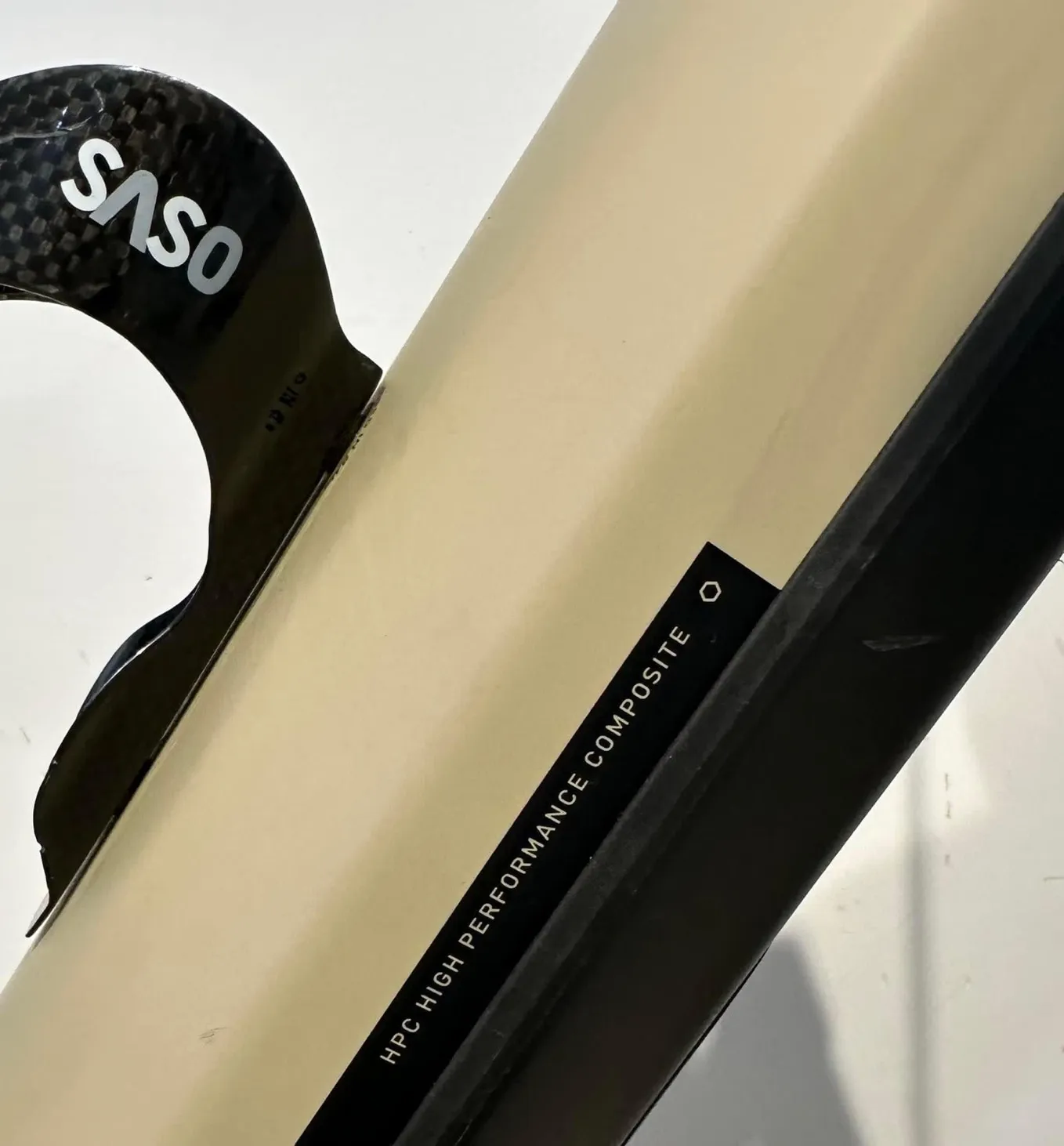 À vendre : superbe vélo électrique tout-terrain Cube Stereo Hybrid 160 HPC SL 750 27.5'' de 2022, coloris Desert'n'Black. Ce VTT électrique dispose d'une excellente autonomie grâce à sa batterie de 750 Wh, parfait pour des randonnées prolongées. Il est équipé d'un moteur performant pour affronter tous types de terrains avec facilité. En parfait état, ce vélo est idéal pour les amateurs de sensations fortes souhaitant bénéficier d'une aide électrique.
Caractéristiques :
- Modèle 2022
- Taille des roues : 27.5''
- Coloris : Desert'n'Black
- Cadre en carbone pour une légèreté optimale
- Autonomie améliorée avec batterie 750 Wh
- Usages : randonnée, trail, montagne
Etat : Neuf avec sa clé et document d’origine