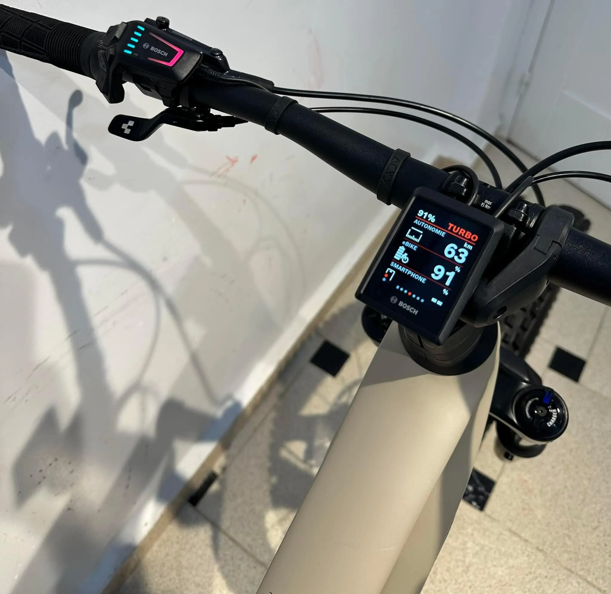 À vendre : superbe vélo électrique tout-terrain Cube Stereo Hybrid 160 HPC SL 750 27.5'' de 2022, coloris Desert'n'Black. Ce VTT électrique dispose d'une excellente autonomie grâce à sa batterie de 750 Wh, parfait pour des randonnées prolongées. Il est équipé d'un moteur performant pour affronter tous types de terrains avec facilité. En parfait état, ce vélo est idéal pour les amateurs de sensations fortes souhaitant bénéficier d'une aide électrique.
Caractéristiques :
- Modèle 2022
- Taille des roues : 27.5''
- Coloris : Desert'n'Black
- Cadre en carbone pour une légèreté optimale
- Autonomie améliorée avec batterie 750 Wh
- Usages : randonnée, trail, montagne
Etat : Neuf avec sa clé et document d’origine