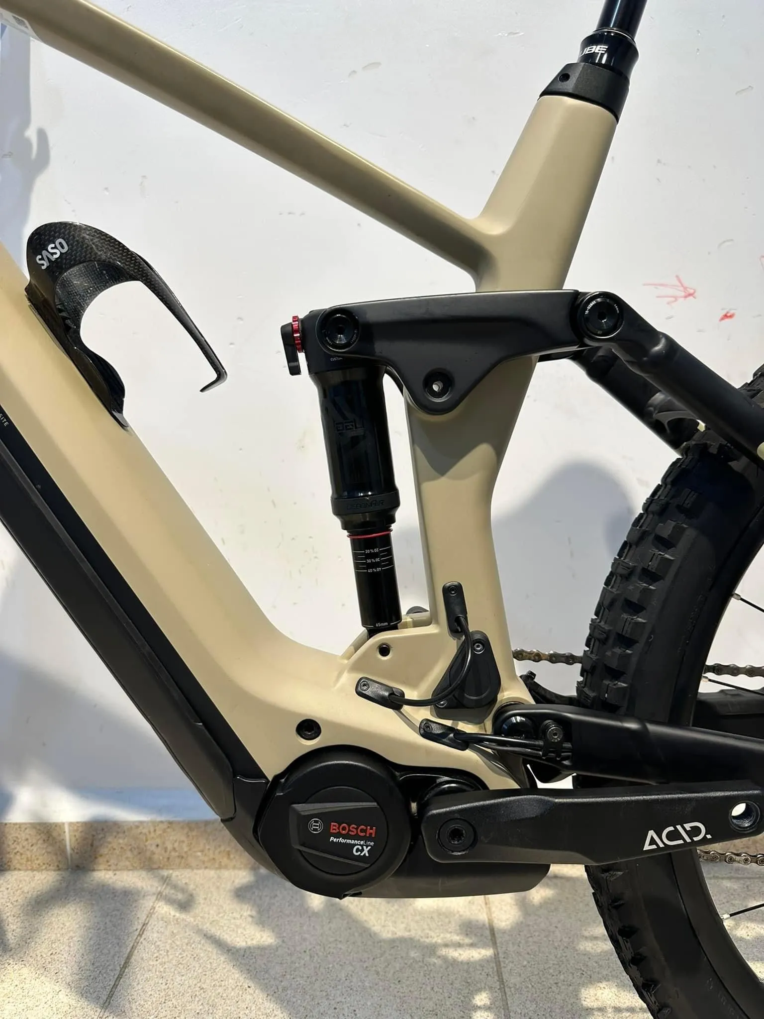 À vendre : superbe vélo électrique tout-terrain Cube Stereo Hybrid 160 HPC SL 750 27.5'' de 2022, coloris Desert'n'Black. Ce VTT électrique dispose d'une excellente autonomie grâce à sa batterie de 750 Wh, parfait pour des randonnées prolongées. Il est équipé d'un moteur performant pour affronter tous types de terrains avec facilité. En parfait état, ce vélo est idéal pour les amateurs de sensations fortes souhaitant bénéficier d'une aide électrique.
Caractéristiques :
- Modèle 2022
- Taille des roues : 27.5''
- Coloris : Desert'n'Black
- Cadre en carbone pour une légèreté optimale
- Autonomie améliorée avec batterie 750 Wh
- Usages : randonnée, trail, montagne
Etat : Neuf avec sa clé et document d’origine