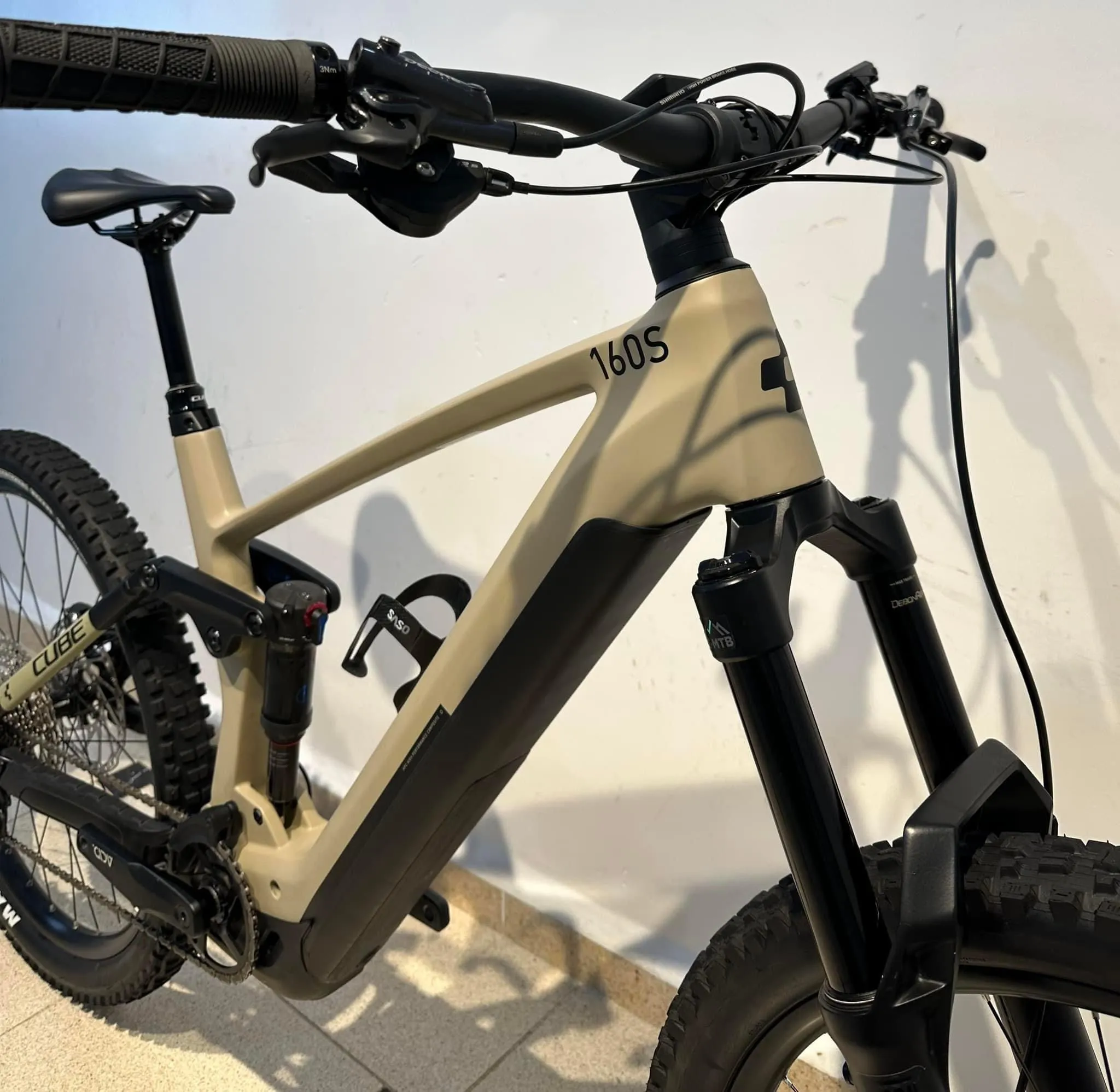 À vendre : superbe vélo électrique tout-terrain Cube Stereo Hybrid 160 HPC SL 750 27.5'' de 2022, coloris Desert'n'Black. Ce VTT électrique dispose d'une excellente autonomie grâce à sa batterie de 750 Wh, parfait pour des randonnées prolongées. Il est équipé d'un moteur performant pour affronter tous types de terrains avec facilité. En parfait état, ce vélo est idéal pour les amateurs de sensations fortes souhaitant bénéficier d'une aide électrique.
Caractéristiques :
- Modèle 2022
- Taille des roues : 27.5''
- Coloris : Desert'n'Black
- Cadre en carbone pour une légèreté optimale
- Autonomie améliorée avec batterie 750 Wh
- Usages : randonnée, trail, montagne
Etat : Neuf avec sa clé et document d’origine