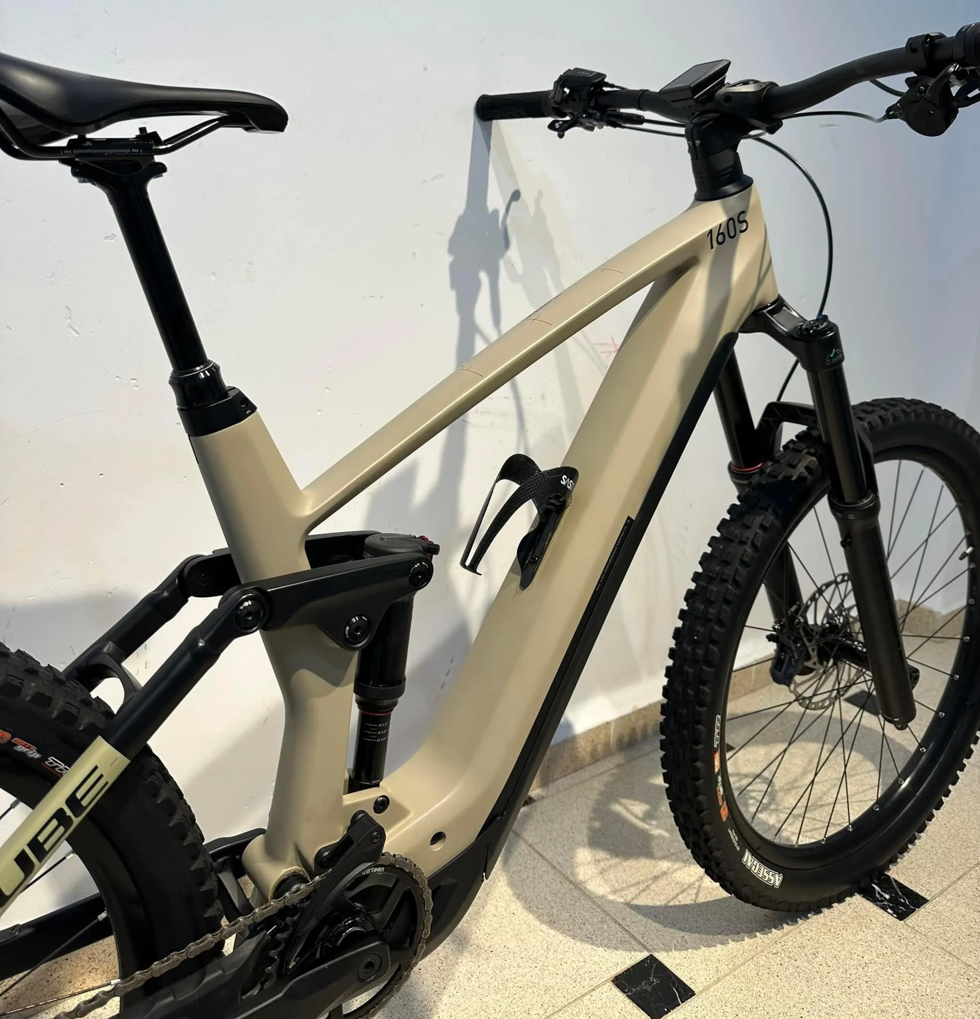 À vendre : superbe vélo électrique tout-terrain Cube Stereo Hybrid 160 HPC SL 750 27.5'' de 2022, coloris Desert'n'Black. Ce VTT électrique dispose d'une excellente autonomie grâce à sa batterie de 750 Wh, parfait pour des randonnées prolongées. Il est équipé d'un moteur performant pour affronter tous types de terrains avec facilité. En parfait état, ce vélo est idéal pour les amateurs de sensations fortes souhaitant bénéficier d'une aide électrique.
Caractéristiques :
- Modèle 2022
- Taille des roues : 27.5''
- Coloris : Desert'n'Black
- Cadre en carbone pour une légèreté optimale
- Autonomie améliorée avec batterie 750 Wh
- Usages : randonnée, trail, montagne
Etat : Neuf avec sa clé et document d’origine