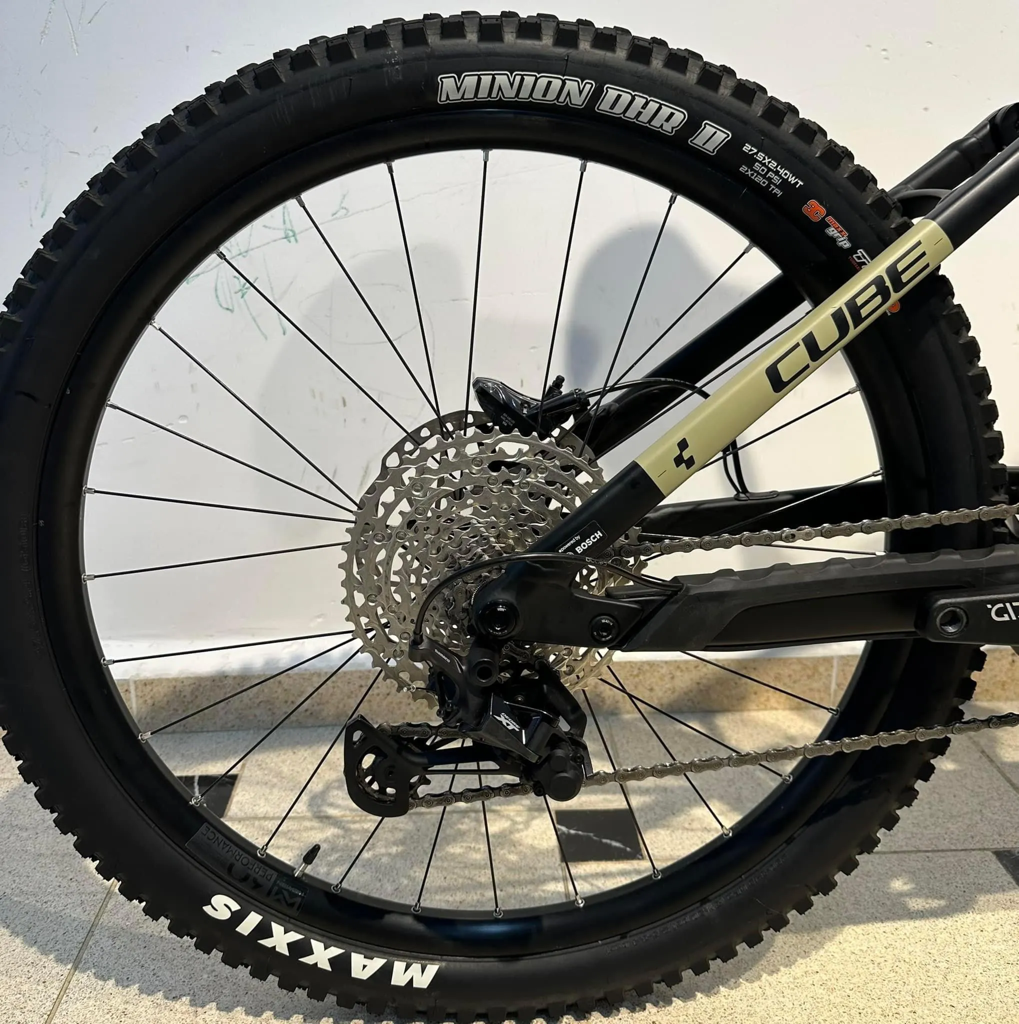 À vendre : superbe vélo électrique tout-terrain Cube Stereo Hybrid 160 HPC SL 750 27.5'' de 2022, coloris Desert'n'Black. Ce VTT électrique dispose d'une excellente autonomie grâce à sa batterie de 750 Wh, parfait pour des randonnées prolongées. Il est équipé d'un moteur performant pour affronter tous types de terrains avec facilité. En parfait état, ce vélo est idéal pour les amateurs de sensations fortes souhaitant bénéficier d'une aide électrique.
Caractéristiques :
- Modèle 2022
- Taille des roues : 27.5''
- Coloris : Desert'n'Black
- Cadre en carbone pour une légèreté optimale
- Autonomie améliorée avec batterie 750 Wh
- Usages : randonnée, trail, montagne
Etat : Neuf avec sa clé et document d’origine