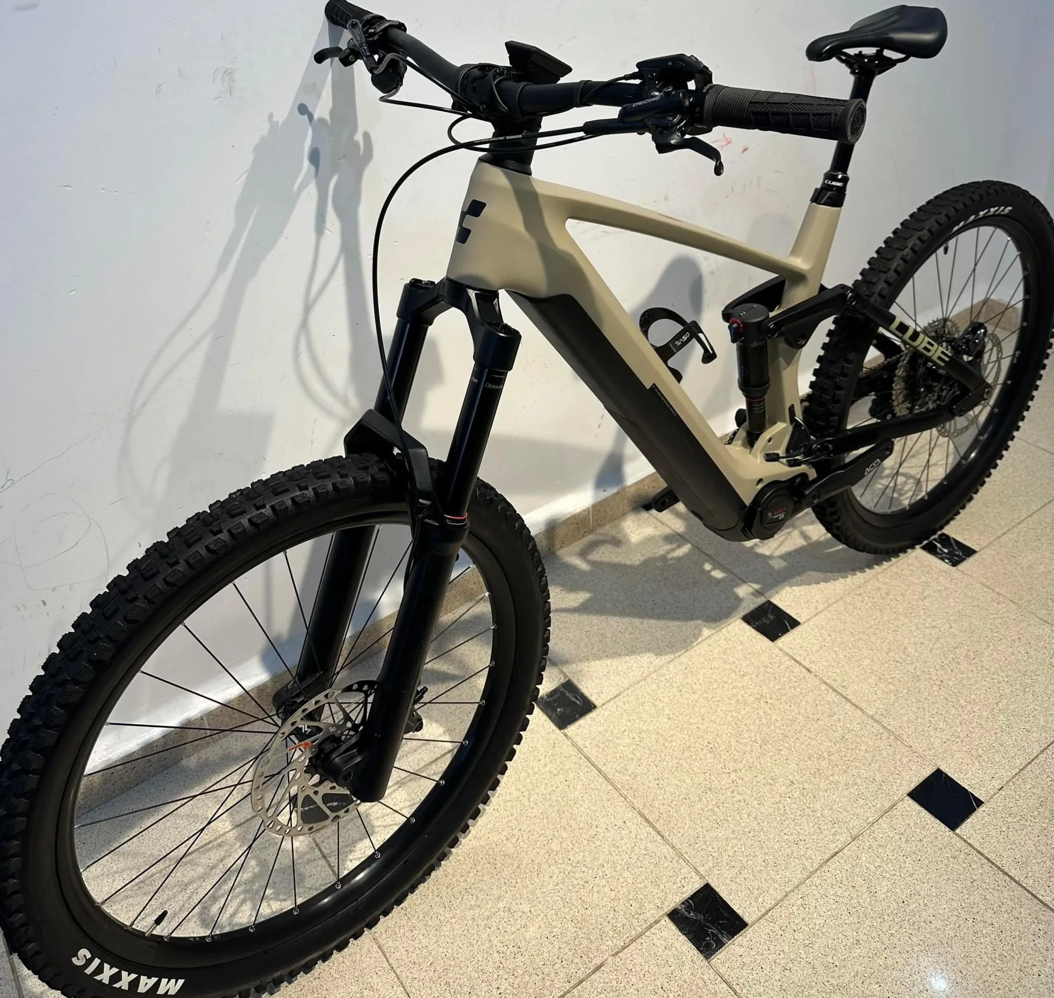 À vendre : superbe vélo électrique tout-terrain Cube Stereo Hybrid 160 HPC SL 750 27.5'' de 2022, coloris Desert'n'Black. Ce VTT électrique dispose d'une excellente autonomie grâce à sa batterie de 750 Wh, parfait pour des randonnées prolongées. Il est équipé d'un moteur performant pour affronter tous types de terrains avec facilité. En parfait état, ce vélo est idéal pour les amateurs de sensations fortes souhaitant bénéficier d'une aide électrique.
Caractéristiques :
- Modèle 2022
- Taille des roues : 27.5''
- Coloris : Desert'n'Black
- Cadre en carbone pour une légèreté optimale
- Autonomie améliorée avec batterie 750 Wh
- Usages : randonnée, trail, montagne
Etat : Neuf avec sa clé et document d’origine