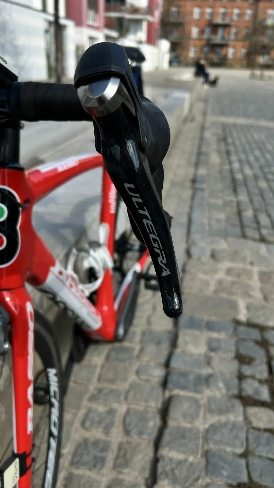 Ich biete mein gebrauchtes Fahrrad "Laguna" zum Verkauf an. Es ist in gutem Zustand und bereit für neue Abenteuer. Der Preis ist auf 450 Euro festgelegt.
Schaltung Shimano Ultegra, 2*11
Rahmen, Lenker und Sattelstütze aus Carbon.