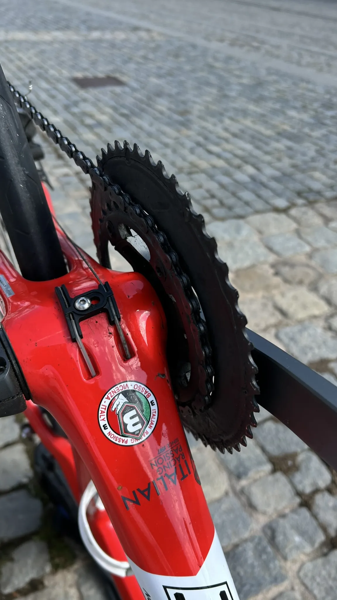 Ich biete mein gebrauchtes Fahrrad "Laguna" zum Verkauf an. Es ist in gutem Zustand und bereit für neue Abenteuer. Der Preis ist auf 450 Euro festgelegt.
Schaltung Shimano Ultegra, 2*11
Rahmen, Lenker und Sattelstütze aus Carbon.