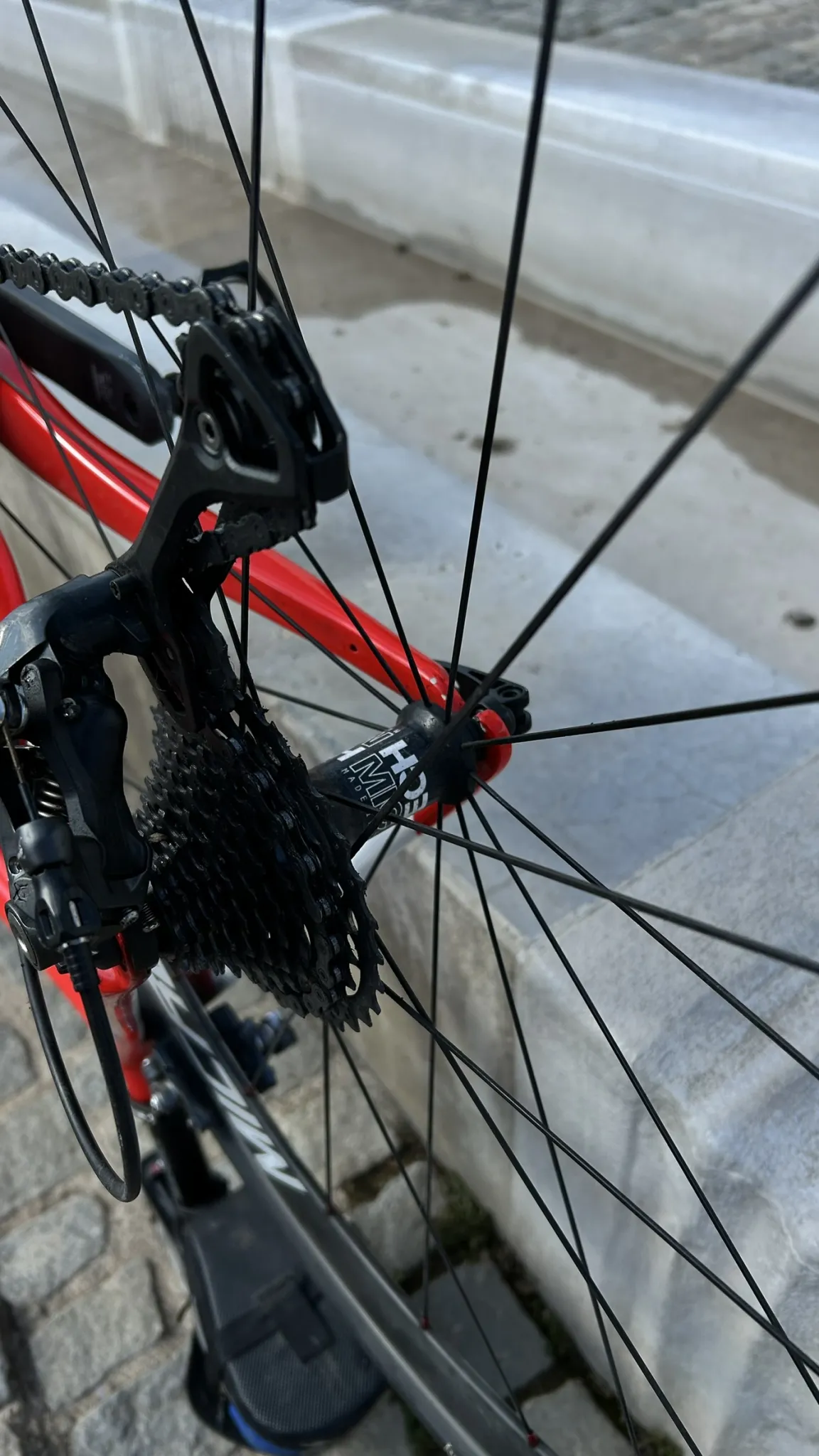 Ich biete mein gebrauchtes Fahrrad "Laguna" zum Verkauf an. Es ist in gutem Zustand und bereit für neue Abenteuer. Der Preis ist auf 450 Euro festgelegt.
Schaltung Shimano Ultegra, 2*11
Rahmen, Lenker und Sattelstütze aus Carbon.