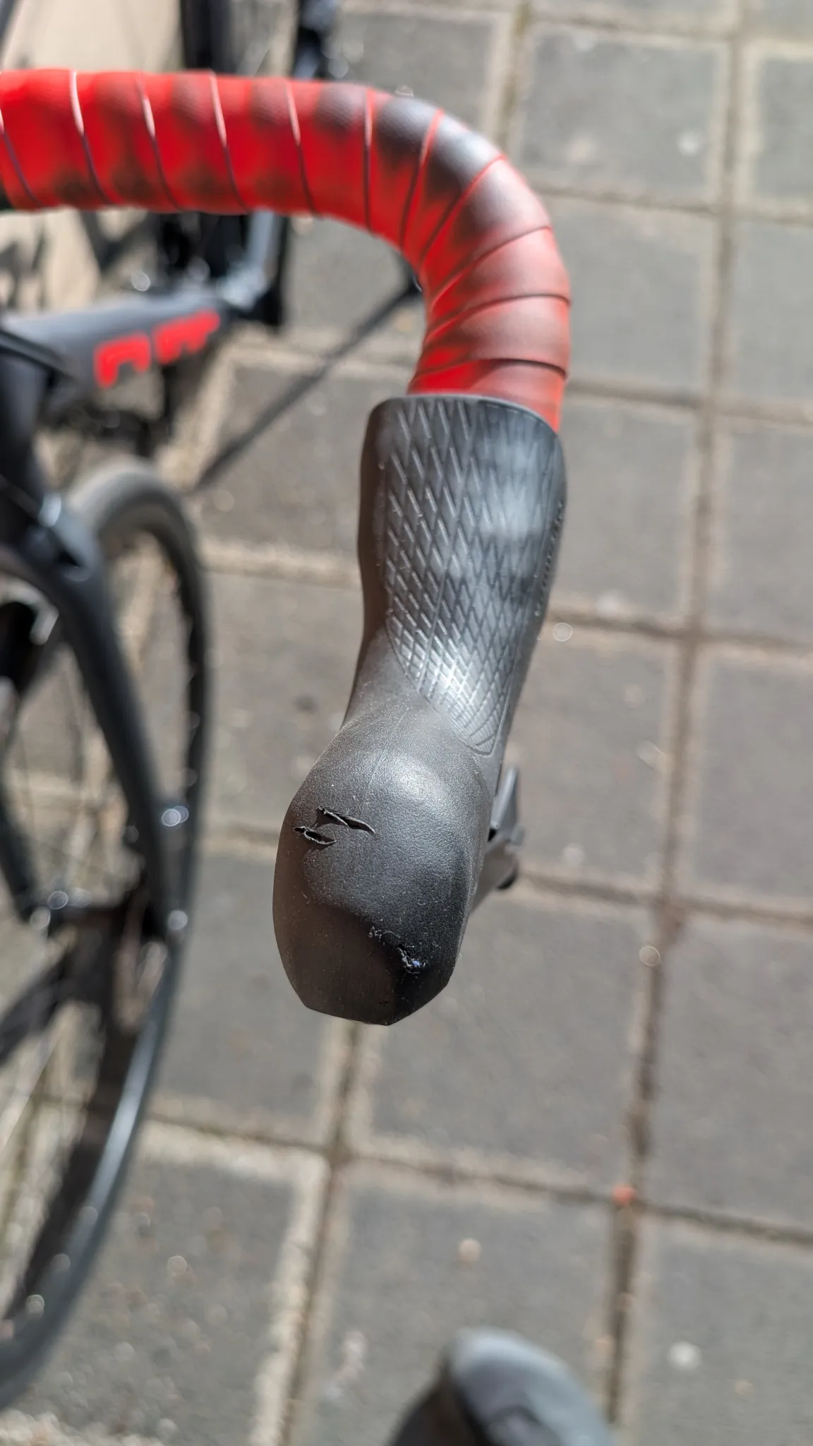 Verkaufe mein CUBE Cross Race Pro grey'n'red 2023, da ich zukünftig mehr Gravel und Bikepacking machen will.
Rahmengröße 61cm
Continental Rennradmäntel und Seitenständer inklusive.
Normale kleinere Gebrauchsspuren für 2.5 Jahre im Einsatz (siehe Bilder).
Bin und war sehr zufrieden mit dem Bike!
Letzter Service war vor ca. einem Jahr vor Saisonstart 2025
Weiteres Zubehör (Taschen, Flaschenhalterung, Handyhalterung und Pedale) sind nicht inklusive