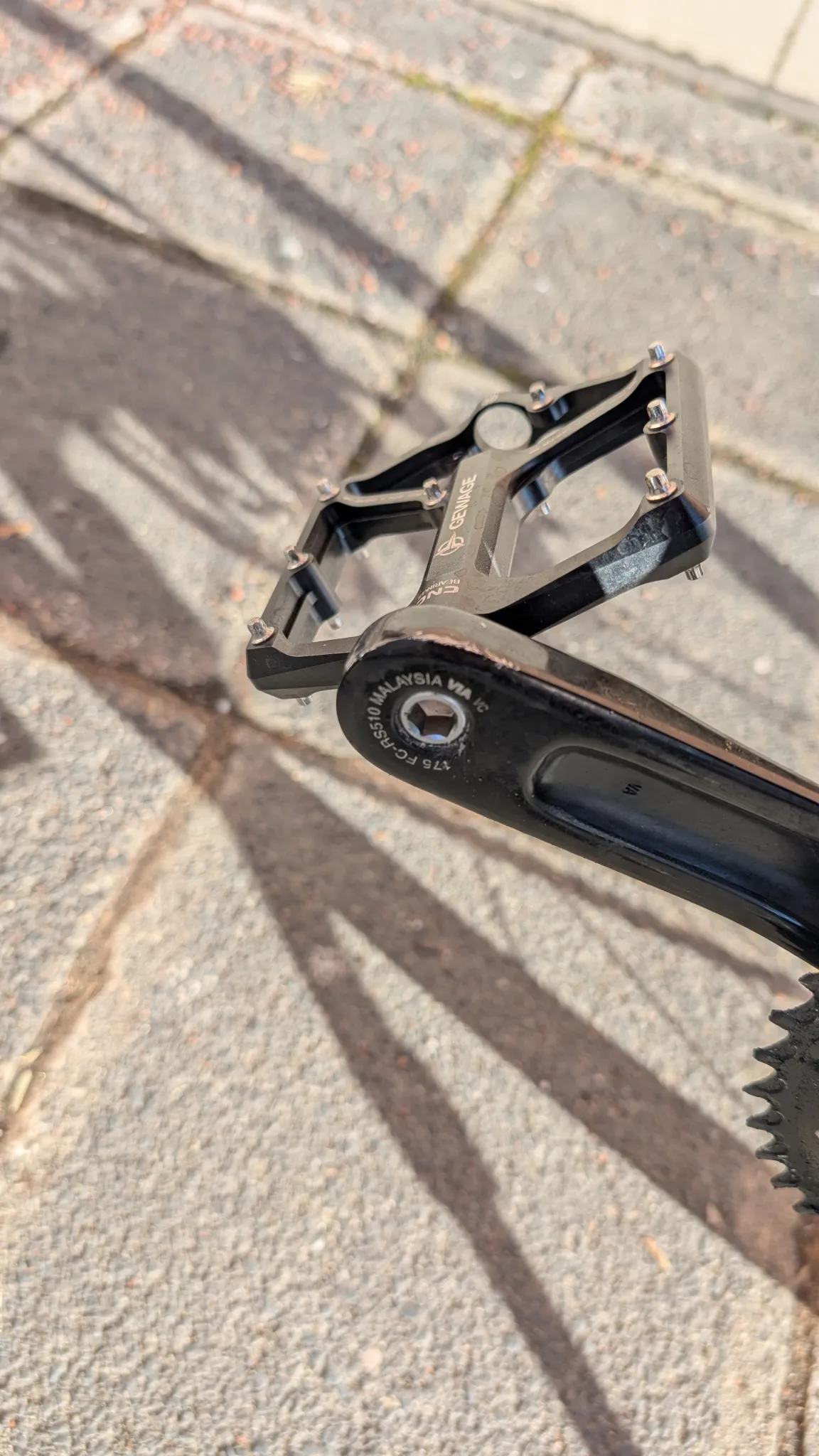 Verkaufe mein CUBE Cross Race Pro grey'n'red 2023, da ich zukünftig mehr Gravel und Bikepacking machen will.
Rahmengröße 61cm
Continental Rennradmäntel und Seitenständer inklusive.
Normale kleinere Gebrauchsspuren für 2.5 Jahre im Einsatz (siehe Bilder).
Bin und war sehr zufrieden mit dem Bike!
Letzter Service war vor ca. einem Jahr vor Saisonstart 2025
Weiteres Zubehör (Taschen, Flaschenhalterung, Handyhalterung und Pedale) sind nicht inklusive