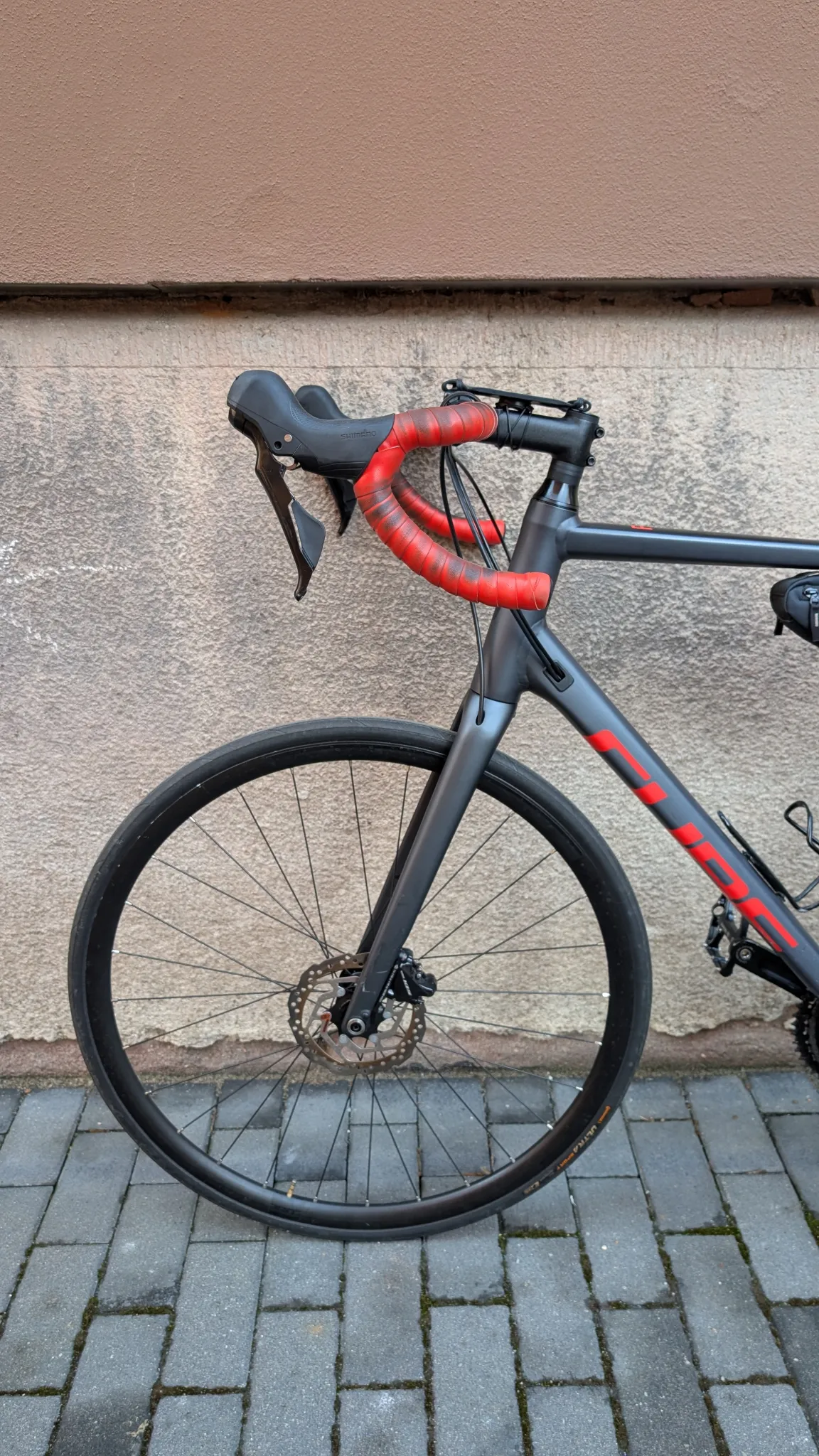 Verkaufe mein CUBE Cross Race Pro grey'n'red 2023, da ich zukünftig mehr Gravel und Bikepacking machen will.
Rahmengröße 61cm
Continental Rennradmäntel und Seitenständer inklusive.
Normale kleinere Gebrauchsspuren für 2.5 Jahre im Einsatz (siehe Bilder).
Bin und war sehr zufrieden mit dem Bike!
Letzter Service war vor ca. einem Jahr vor Saisonstart 2025
Weiteres Zubehör (Taschen, Flaschenhalterung, Handyhalterung und Pedale) sind nicht inklusive