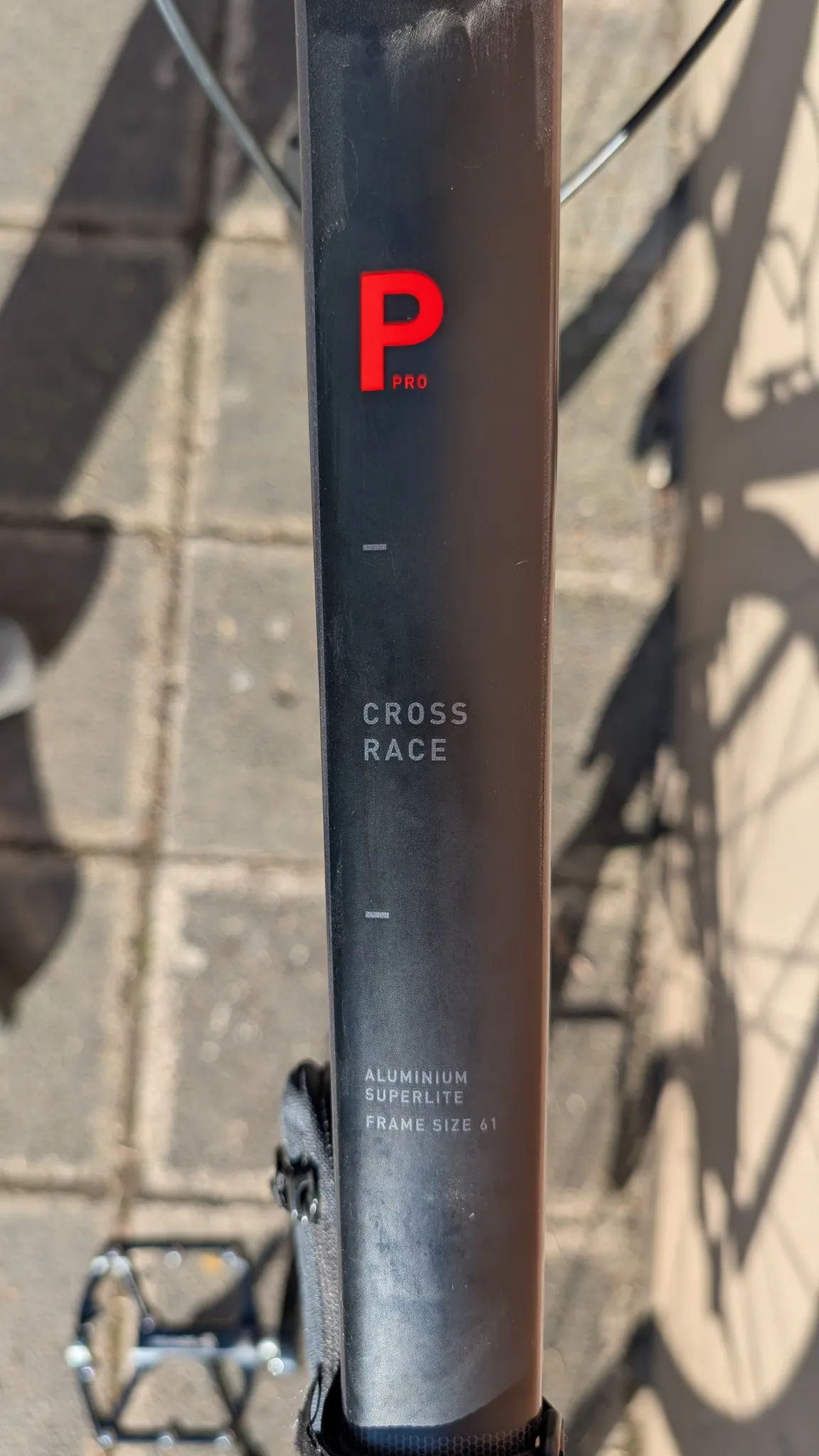 Verkaufe mein CUBE Cross Race Pro grey'n'red 2023, da ich zukünftig mehr Gravel und Bikepacking machen will.
Rahmengröße 61cm
Continental Rennradmäntel und Seitenständer inklusive.
Normale kleinere Gebrauchsspuren für 2.5 Jahre im Einsatz (siehe Bilder).
Bin und war sehr zufrieden mit dem Bike!
Letzter Service war vor ca. einem Jahr vor Saisonstart 2025
Weiteres Zubehör (Taschen, Flaschenhalterung, Handyhalterung und Pedale) sind nicht inklusive