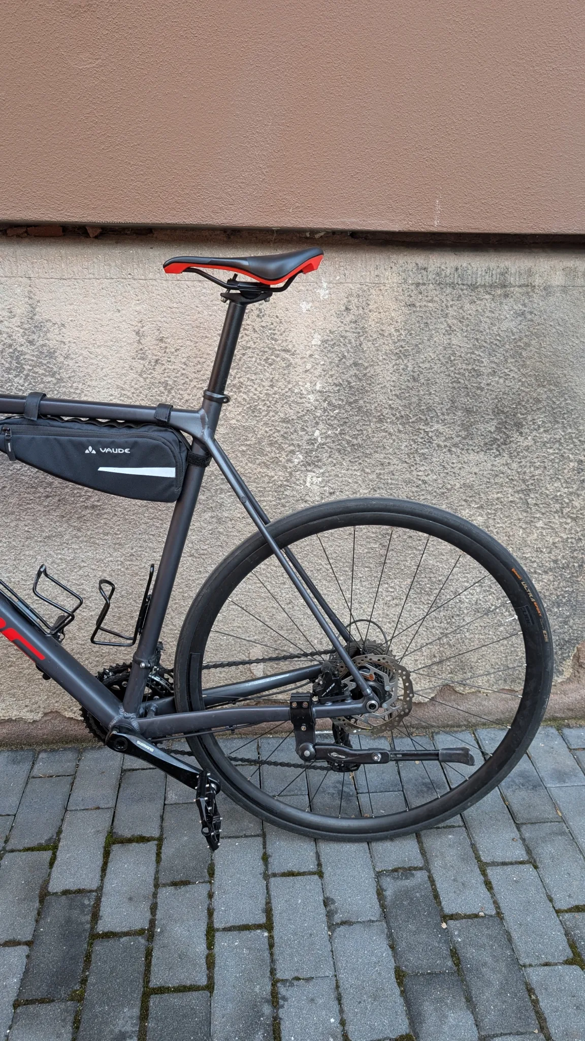 Verkaufe mein CUBE Cross Race Pro grey'n'red 2023, da ich zukünftig mehr Gravel und Bikepacking machen will.
Rahmengröße 61cm
Continental Rennradmäntel und Seitenständer inklusive.
Normale kleinere Gebrauchsspuren für 2.5 Jahre im Einsatz (siehe Bilder).
Bin und war sehr zufrieden mit dem Bike!
Letzter Service war vor ca. einem Jahr vor Saisonstart 2025
Weiteres Zubehör (Taschen, Flaschenhalterung, Handyhalterung und Pedale) sind nicht inklusive