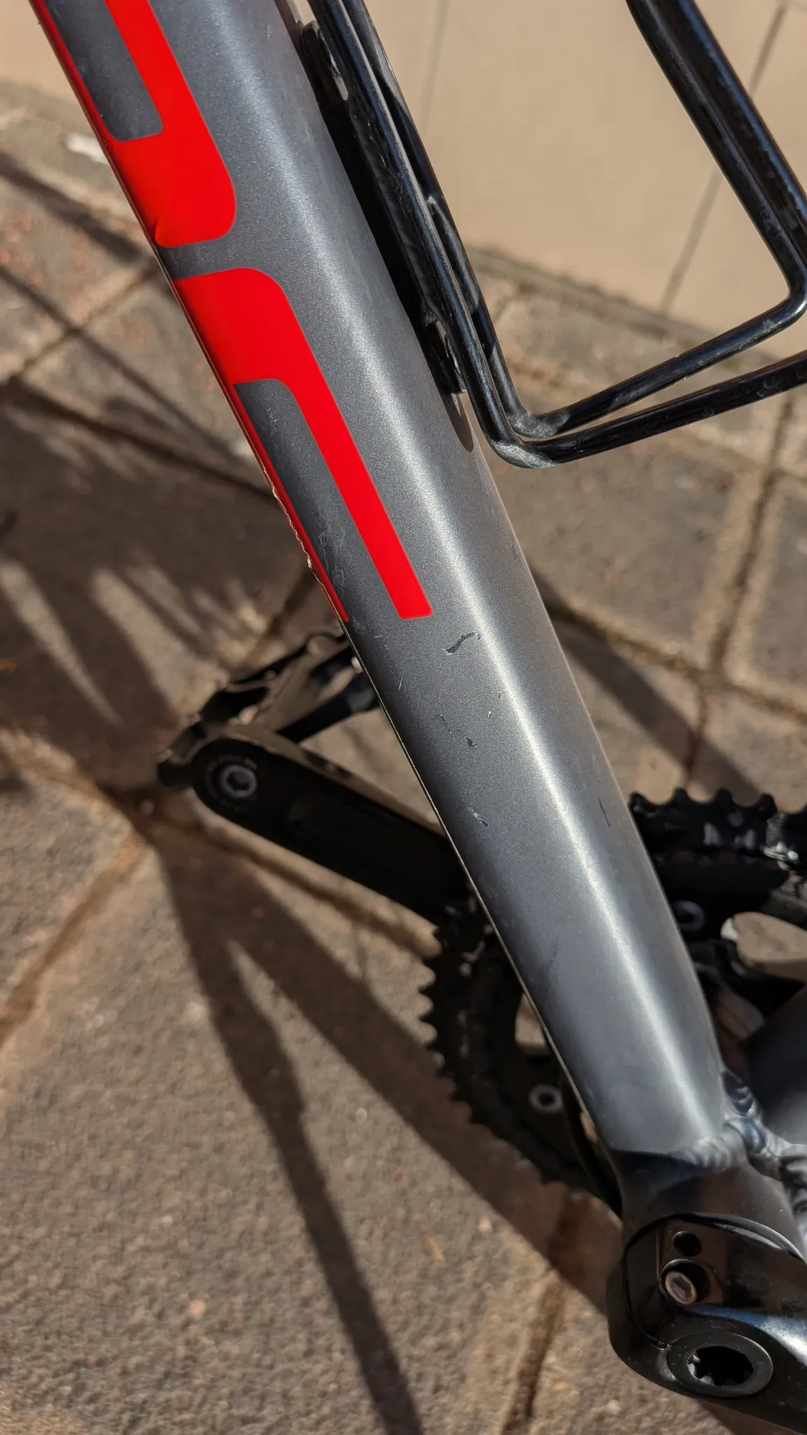 Verkaufe mein CUBE Cross Race Pro grey'n'red 2023, da ich zukünftig mehr Gravel und Bikepacking machen will.
Rahmengröße 61cm
Continental Rennradmäntel und Seitenständer inklusive.
Normale kleinere Gebrauchsspuren für 2.5 Jahre im Einsatz (siehe Bilder).
Bin und war sehr zufrieden mit dem Bike!
Letzter Service war vor ca. einem Jahr vor Saisonstart 2025
Weiteres Zubehör (Taschen, Flaschenhalterung, Handyhalterung und Pedale) sind nicht inklusive