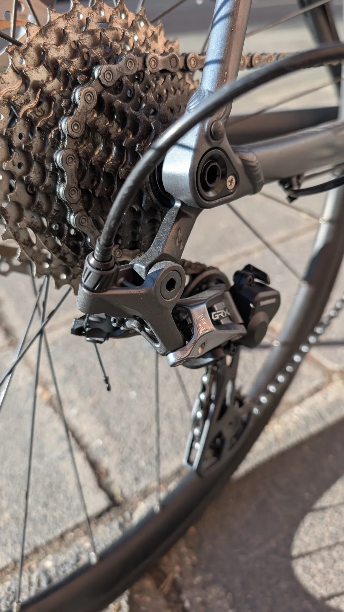 Verkaufe mein CUBE Cross Race Pro grey'n'red 2023, da ich zukünftig mehr Gravel und Bikepacking machen will.
Rahmengröße 61cm
Continental Rennradmäntel und Seitenständer inklusive.
Normale kleinere Gebrauchsspuren für 2.5 Jahre im Einsatz (siehe Bilder).
Bin und war sehr zufrieden mit dem Bike!
Letzter Service war vor ca. einem Jahr vor Saisonstart 2025
Weiteres Zubehör (Taschen, Flaschenhalterung, Handyhalterung und Pedale) sind nicht inklusive