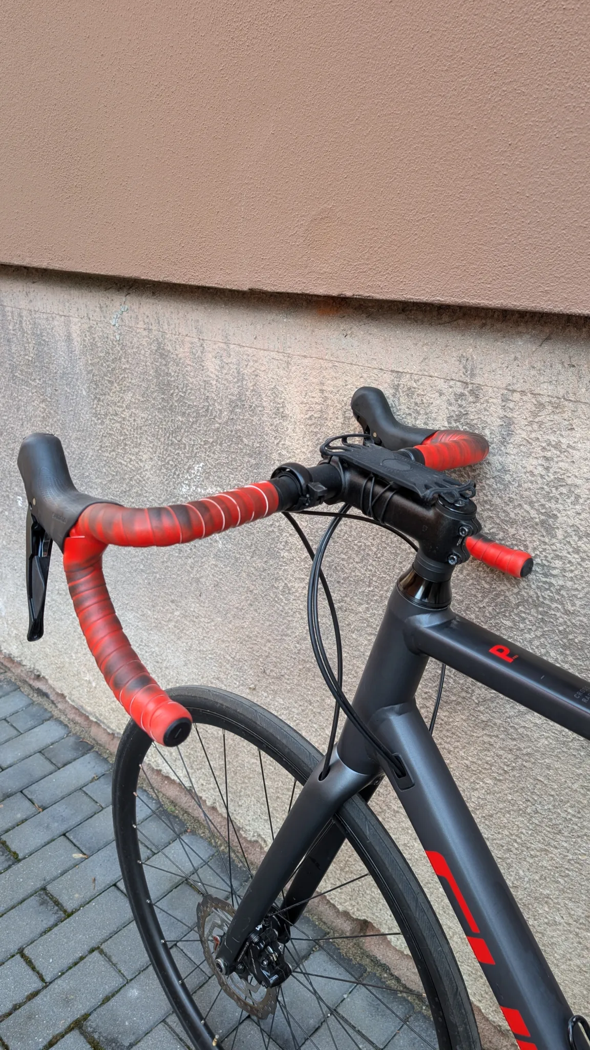 Verkaufe mein CUBE Cross Race Pro grey'n'red 2023, da ich zukünftig mehr Gravel und Bikepacking machen will.
Rahmengröße 61cm
Continental Rennradmäntel und Seitenständer inklusive.
Normale kleinere Gebrauchsspuren für 2.5 Jahre im Einsatz (siehe Bilder).
Bin und war sehr zufrieden mit dem Bike!
Letzter Service war vor ca. einem Jahr vor Saisonstart 2025
Weiteres Zubehör (Taschen, Flaschenhalterung, Handyhalterung und Pedale) sind nicht inklusive