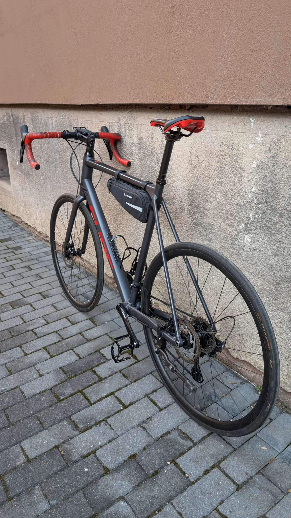 Verkaufe mein CUBE Cross Race Pro grey'n'red 2023, da ich zukünftig mehr Gravel und Bikepacking machen will.
Rahmengröße 61cm
Continental Rennradmäntel und Seitenständer inklusive.
Normale kleinere Gebrauchsspuren für 2.5 Jahre im Einsatz (siehe Bilder).
Bin und war sehr zufrieden mit dem Bike!
Letzter Service war vor ca. einem Jahr vor Saisonstart 2025
Weiteres Zubehör (Taschen, Flaschenhalterung, Handyhalterung und Pedale) sind nicht inklusive