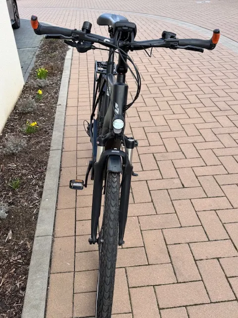 Ich verkaufe mein gebrauchtes KTM Power Sport 12 Plus Diamant Fahrrad. Modelljahr 2021 mit nur 796 km Laufleistung.
Das Fahrrad hat folgende ergonomische Extras und ist für Personen ab 188cm geeignet.
- RFR verstellbarer Vorbau MTB 130 Voreinstellung von -30 Grad bis +40 Grad für ihre individuelle Fahrposition.
- Parallelogramm-Federsattelstütze mit 50mm Federung von Cane Creek Typ Thudbuster G4 ST 30,9 x 375mm
- Ergonomischer GEL-Tourensattel für bequemes Sitzen bei langen Fahrten
Weitere Extras:
Montiertes ABUS Gelenkschloss Typ: 6005/90, Flaschenhalter.
Technische Daten:
Motor: BOSCH Performance Line CX Gen. 4
Drehmoment: 85 Nm
Batteriekapazität: 625 Wh ( Im Rahmen verbaut, entfernbar) Gewicht: 3,5 kg
Getriebe: Shimano Deore XT M6100-12, 12 Gänge,
Bremsanlage: Shimano MT 200 Scheibenbremsen hydraulisch
Gabel: Suntour NCX-D Air LO 63 mm
Rahmen: Macina Trecking Onroad Alloy6061 schwarz matt
Gewicht inkl. Akku: 24,8 kg
Originalteile wie Sattel und Vorbau gibt es dazu.
Kauf und Inspektionsrechnungen vorhanden
Zustand: gepflegt.