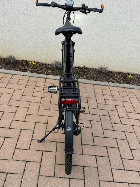 Ich verkaufe mein gebrauchtes KTM Power Sport 12 Plus Diamant Fahrrad. Modelljahr 2021 mit nur 796 km Laufleistung.
Das Fahrrad hat folgende ergonomische Extras und ist für Personen ab 188cm geeignet.
- RFR verstellbarer Vorbau MTB 130 Voreinstellung von -30 Grad bis +40 Grad für ihre individuelle Fahrposition.
- Parallelogramm-Federsattelstütze mit 50mm Federung von Cane Creek Typ Thudbuster G4 ST 30,9 x 375mm
- Ergonomischer GEL-Tourensattel für bequemes Sitzen bei langen Fahrten
Weitere Extras:
Montiertes ABUS Gelenkschloss Typ: 6005/90, Flaschenhalter.
Technische Daten:
Motor: BOSCH Performance Line CX Gen. 4
Drehmoment: 85 Nm
Batteriekapazität: 625 Wh ( Im Rahmen verbaut, entfernbar) Gewicht: 3,5 kg
Getriebe: Shimano Deore XT M6100-12, 12 Gänge,
Bremsanlage: Shimano MT 200 Scheibenbremsen hydraulisch
Gabel: Suntour NCX-D Air LO 63 mm
Rahmen: Macina Trecking Onroad Alloy6061 schwarz matt
Gewicht inkl. Akku: 24,8 kg
Originalteile wie Sattel und Vorbau gibt es dazu.
Kauf und Inspektionsrechnungen vorhanden
Zustand: gepflegt.