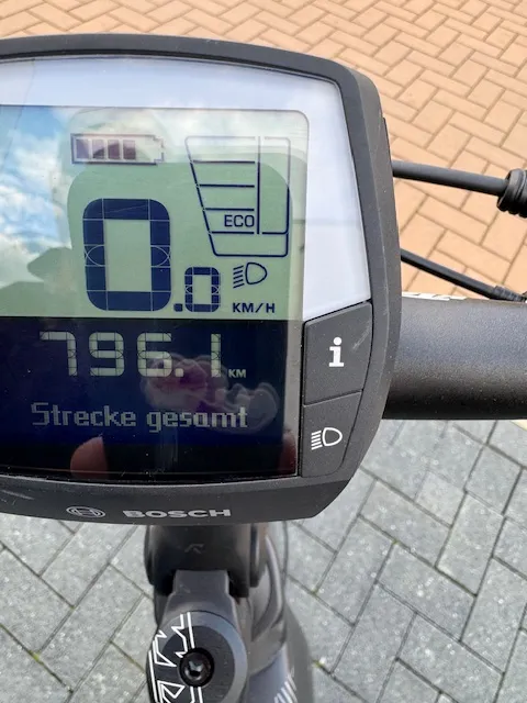 Ich verkaufe mein gebrauchtes KTM Power Sport 12 Plus Diamant Fahrrad. Modelljahr 2021 mit nur 796 km Laufleistung.
Das Fahrrad hat folgende ergonomische Extras und ist für Personen ab 188cm geeignet.
- RFR verstellbarer Vorbau MTB 130 Voreinstellung von -30 Grad bis +40 Grad für ihre individuelle Fahrposition.
- Parallelogramm-Federsattelstütze mit 50mm Federung von Cane Creek Typ Thudbuster G4 ST 30,9 x 375mm
- Ergonomischer GEL-Tourensattel für bequemes Sitzen bei langen Fahrten
Weitere Extras:
Montiertes ABUS Gelenkschloss Typ: 6005/90, Flaschenhalter.
Technische Daten:
Motor: BOSCH Performance Line CX Gen. 4
Drehmoment: 85 Nm
Batteriekapazität: 625 Wh ( Im Rahmen verbaut, entfernbar) Gewicht: 3,5 kg
Getriebe: Shimano Deore XT M6100-12, 12 Gänge,
Bremsanlage: Shimano MT 200 Scheibenbremsen hydraulisch
Gabel: Suntour NCX-D Air LO 63 mm
Rahmen: Macina Trecking Onroad Alloy6061 schwarz matt
Gewicht inkl. Akku: 24,8 kg
Originalteile wie Sattel und Vorbau gibt es dazu.
Kauf und Inspektionsrechnungen vorhanden
Zustand: gepflegt.