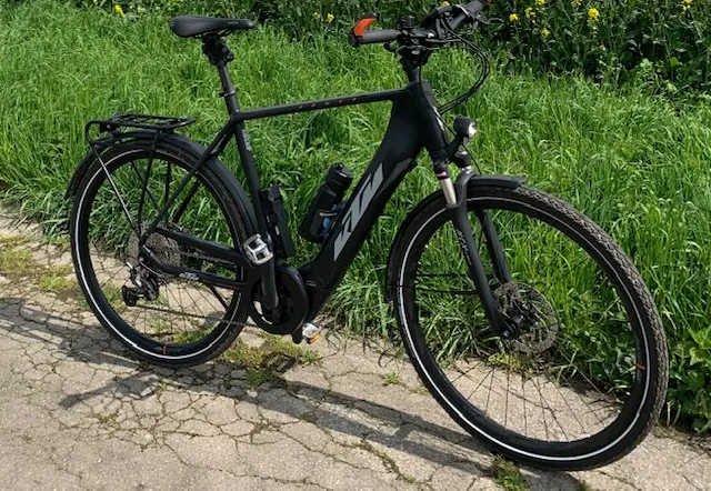 Ich verkaufe mein gebrauchtes KTM Power Sport 12 Plus Diamant Fahrrad. Modelljahr 2021 mit nur 796 km Laufleistung.
Das Fahrrad hat folgende ergonomische Extras und ist für Personen ab 188cm geeignet.
- RFR verstellbarer Vorbau MTB 130 Voreinstellung von -30 Grad bis +40 Grad für ihre individuelle Fahrposition.
- Parallelogramm-Federsattelstütze mit 50mm Federung von Cane Creek Typ Thudbuster G4 ST 30,9 x 375mm
- Ergonomischer GEL-Tourensattel für bequemes Sitzen bei langen Fahrten
Weitere Extras:
Montiertes ABUS Gelenkschloss Typ: 6005/90, Flaschenhalter.
Technische Daten:
Motor: BOSCH Performance Line CX Gen. 4
Drehmoment: 85 Nm
Batteriekapazität: 625 Wh ( Im Rahmen verbaut, entfernbar) Gewicht: 3,5 kg
Getriebe: Shimano Deore XT M6100-12, 12 Gänge,
Bremsanlage: Shimano MT 200 Scheibenbremsen hydraulisch
Gabel: Suntour NCX-D Air LO 63 mm
Rahmen: Macina Trecking Onroad Alloy6061 schwarz matt
Gewicht inkl. Akku: 24,8 kg
Originalteile wie Sattel und Vorbau gibt es dazu.
Kauf und Inspektionsrechnungen vorhanden
Zustand: gepflegt.