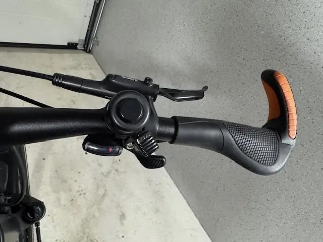 Ich verkaufe mein gebrauchtes KTM Power Sport 12 Plus Diamant Fahrrad. Modelljahr 2021 mit nur 796 km Laufleistung.
Das Fahrrad hat folgende ergonomische Extras und ist für Personen ab 188cm geeignet.
- RFR verstellbarer Vorbau MTB 130 Voreinstellung von -30 Grad bis +40 Grad für ihre individuelle Fahrposition.
- Parallelogramm-Federsattelstütze mit 50mm Federung von Cane Creek Typ Thudbuster G4 ST 30,9 x 375mm
- Ergonomischer GEL-Tourensattel für bequemes Sitzen bei langen Fahrten
Weitere Extras:
Montiertes ABUS Gelenkschloss Typ: 6005/90, Flaschenhalter.
Technische Daten:
Motor: BOSCH Performance Line CX Gen. 4
Drehmoment: 85 Nm
Batteriekapazität: 625 Wh ( Im Rahmen verbaut, entfernbar) Gewicht: 3,5 kg
Getriebe: Shimano Deore XT M6100-12, 12 Gänge,
Bremsanlage: Shimano MT 200 Scheibenbremsen hydraulisch
Gabel: Suntour NCX-D Air LO 63 mm
Rahmen: Macina Trecking Onroad Alloy6061 schwarz matt
Gewicht inkl. Akku: 24,8 kg
Originalteile wie Sattel und Vorbau gibt es dazu.
Kauf und Inspektionsrechnungen vorhanden
Zustand: gepflegt.