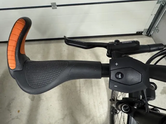Ich verkaufe mein gebrauchtes KTM Power Sport 12 Plus Diamant Fahrrad. Modelljahr 2021 mit nur 796 km Laufleistung.
Das Fahrrad hat folgende ergonomische Extras und ist für Personen ab 188cm geeignet.
- RFR verstellbarer Vorbau MTB 130 Voreinstellung von -30 Grad bis +40 Grad für ihre individuelle Fahrposition.
- Parallelogramm-Federsattelstütze mit 50mm Federung von Cane Creek Typ Thudbuster G4 ST 30,9 x 375mm
- Ergonomischer GEL-Tourensattel für bequemes Sitzen bei langen Fahrten
Weitere Extras:
Montiertes ABUS Gelenkschloss Typ: 6005/90, Flaschenhalter.
Technische Daten:
Motor: BOSCH Performance Line CX Gen. 4
Drehmoment: 85 Nm
Batteriekapazität: 625 Wh ( Im Rahmen verbaut, entfernbar) Gewicht: 3,5 kg
Getriebe: Shimano Deore XT M6100-12, 12 Gänge,
Bremsanlage: Shimano MT 200 Scheibenbremsen hydraulisch
Gabel: Suntour NCX-D Air LO 63 mm
Rahmen: Macina Trecking Onroad Alloy6061 schwarz matt
Gewicht inkl. Akku: 24,8 kg
Originalteile wie Sattel und Vorbau gibt es dazu.
Kauf und Inspektionsrechnungen vorhanden
Zustand: gepflegt.