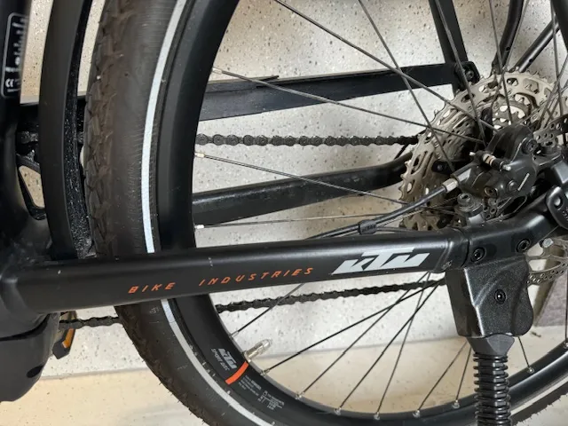 Ich verkaufe mein gebrauchtes KTM Power Sport 12 Plus Diamant Fahrrad. Modelljahr 2021 mit nur 796 km Laufleistung.
Das Fahrrad hat folgende ergonomische Extras und ist für Personen ab 188cm geeignet.
- RFR verstellbarer Vorbau MTB 130 Voreinstellung von -30 Grad bis +40 Grad für ihre individuelle Fahrposition.
- Parallelogramm-Federsattelstütze mit 50mm Federung von Cane Creek Typ Thudbuster G4 ST 30,9 x 375mm
- Ergonomischer GEL-Tourensattel für bequemes Sitzen bei langen Fahrten
Weitere Extras:
Montiertes ABUS Gelenkschloss Typ: 6005/90, Flaschenhalter.
Technische Daten:
Motor: BOSCH Performance Line CX Gen. 4
Drehmoment: 85 Nm
Batteriekapazität: 625 Wh ( Im Rahmen verbaut, entfernbar) Gewicht: 3,5 kg
Getriebe: Shimano Deore XT M6100-12, 12 Gänge,
Bremsanlage: Shimano MT 200 Scheibenbremsen hydraulisch
Gabel: Suntour NCX-D Air LO 63 mm
Rahmen: Macina Trecking Onroad Alloy6061 schwarz matt
Gewicht inkl. Akku: 24,8 kg
Originalteile wie Sattel und Vorbau gibt es dazu.
Kauf und Inspektionsrechnungen vorhanden
Zustand: gepflegt.