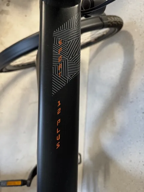 Ich verkaufe mein gebrauchtes KTM Power Sport 12 Plus Diamant Fahrrad. Modelljahr 2021 mit nur 796 km Laufleistung.
Das Fahrrad hat folgende ergonomische Extras und ist für Personen ab 188cm geeignet.
- RFR verstellbarer Vorbau MTB 130 Voreinstellung von -30 Grad bis +40 Grad für ihre individuelle Fahrposition.
- Parallelogramm-Federsattelstütze mit 50mm Federung von Cane Creek Typ Thudbuster G4 ST 30,9 x 375mm
- Ergonomischer GEL-Tourensattel für bequemes Sitzen bei langen Fahrten
Weitere Extras:
Montiertes ABUS Gelenkschloss Typ: 6005/90, Flaschenhalter.
Technische Daten:
Motor: BOSCH Performance Line CX Gen. 4
Drehmoment: 85 Nm
Batteriekapazität: 625 Wh ( Im Rahmen verbaut, entfernbar) Gewicht: 3,5 kg
Getriebe: Shimano Deore XT M6100-12, 12 Gänge,
Bremsanlage: Shimano MT 200 Scheibenbremsen hydraulisch
Gabel: Suntour NCX-D Air LO 63 mm
Rahmen: Macina Trecking Onroad Alloy6061 schwarz matt
Gewicht inkl. Akku: 24,8 kg
Originalteile wie Sattel und Vorbau gibt es dazu.
Kauf und Inspektionsrechnungen vorhanden
Zustand: gepflegt.