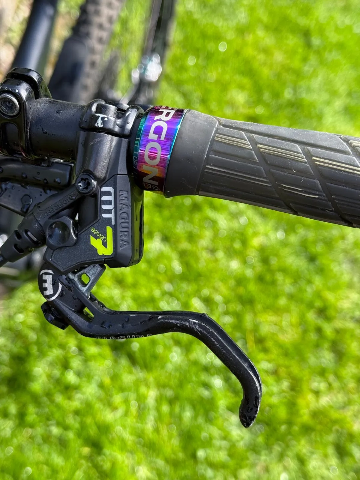 🚵♂️ Propain Spindrift 2019 | Custom Aufbau | Kaum gefahren | 2100 €
Das Bike stand bei mir überwiegend nur rum. Die wenigen Ausfahrten, die ich gemacht habe, waren ausschließlich auf Waldwegen – Bikepark hat es bei mir nie gesehen. Leichte Gebrauchsspuren vorhanden.
✅ Neuer Hinterreifen (unverbaut) + frische Reifenmilch werden mitgegeben.
📋 Verbaute Komponenten & Investitionen:
Bauteile Modell / Details
🔹 Rahmen |Propain Spindrift – 2019 L
🔹 Federgabel |RockShox Lyrik Ultimate RCC2 – 2021, 220,5 mm
🔹 Schaltwerk |SRAM GX Eagle 12-fach – 2022, Lunar Lang
🔹 Kette |SRAM PC GX 12s – 2018
🔹 Bremsbeläge |Miles Racing, semimetallisch – MT7
🔹 Vorbau |Burgtec Enduro MK3, 31,8 – Black
🔹 Lenker |Burgtec MTB, 800 mm, -15 mm
🔹 Griffe |Ergon GE1 Evo Factory – 2022, Universal
🔹 Steuersatz |Cane Creek 40 IS42/28,6 – IS52/40
🔹 Dämpferfeder |RockShox Stahlfeder 151 mm, 57,5–65 mm, 500 LBS
🔹 Dämpfer Buchse |RockShox Buchsen Set – 2022
🔹 Kettenstrebschutz |2019 / Spin-off 2018
🔹 Kabelführung |Schaltzug, Bremsleitung, Einführungsstille
🔹 Sattelstütze |Ab 2018
💶 Gesamtinvestition (Belege vorhanden): über 5.000 €
📌 Zustand:
∙ Leichte Gebrauchsspuren
∙ Nur Waldwege, kein Bikepark
∙ Hinterreifen verliert Luft → neuer Reifen + Milch inklusive
⚠️ Privatverkauf – keine Garantie, keine Rücknahme, keine Gewährleistung. Verkauf erfolgt unter Ausschluss jeglicher Sachmängelhaftung.