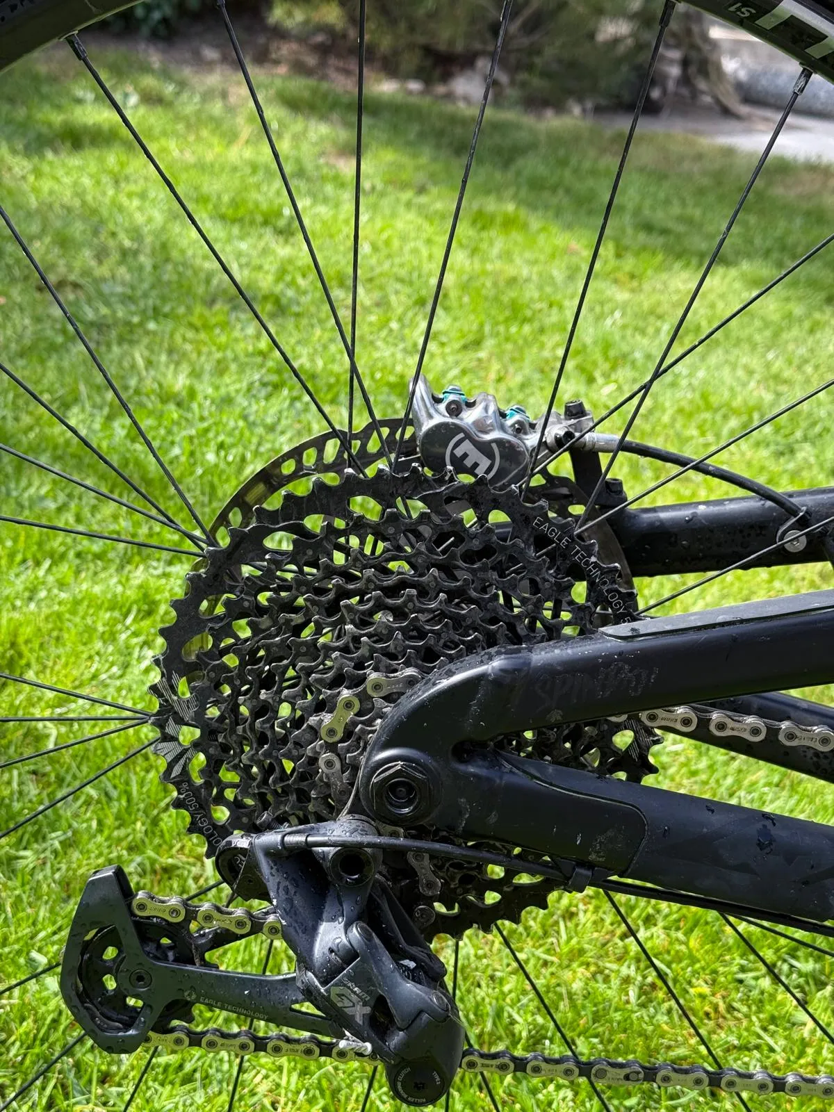 🚵♂️ Propain Spindrift 2019 | Custom Aufbau | Kaum gefahren | 2100 €
Das Bike stand bei mir überwiegend nur rum. Die wenigen Ausfahrten, die ich gemacht habe, waren ausschließlich auf Waldwegen – Bikepark hat es bei mir nie gesehen. Leichte Gebrauchsspuren vorhanden.
✅ Neuer Hinterreifen (unverbaut) + frische Reifenmilch werden mitgegeben.
📋 Verbaute Komponenten & Investitionen:
Bauteile Modell / Details
🔹 Rahmen |Propain Spindrift – 2019 L
🔹 Federgabel |RockShox Lyrik Ultimate RCC2 – 2021, 220,5 mm
🔹 Schaltwerk |SRAM GX Eagle 12-fach – 2022, Lunar Lang
🔹 Kette |SRAM PC GX 12s – 2018
🔹 Bremsbeläge |Miles Racing, semimetallisch – MT7
🔹 Vorbau |Burgtec Enduro MK3, 31,8 – Black
🔹 Lenker |Burgtec MTB, 800 mm, -15 mm
🔹 Griffe |Ergon GE1 Evo Factory – 2022, Universal
🔹 Steuersatz |Cane Creek 40 IS42/28,6 – IS52/40
🔹 Dämpferfeder |RockShox Stahlfeder 151 mm, 57,5–65 mm, 500 LBS
🔹 Dämpfer Buchse |RockShox Buchsen Set – 2022
🔹 Kettenstrebschutz |2019 / Spin-off 2018
🔹 Kabelführung |Schaltzug, Bremsleitung, Einführungsstille
🔹 Sattelstütze |Ab 2018
💶 Gesamtinvestition (Belege vorhanden): über 5.000 €
📌 Zustand:
∙ Leichte Gebrauchsspuren
∙ Nur Waldwege, kein Bikepark
∙ Hinterreifen verliert Luft → neuer Reifen + Milch inklusive
⚠️ Privatverkauf – keine Garantie, keine Rücknahme, keine Gewährleistung. Verkauf erfolgt unter Ausschluss jeglicher Sachmängelhaftung.