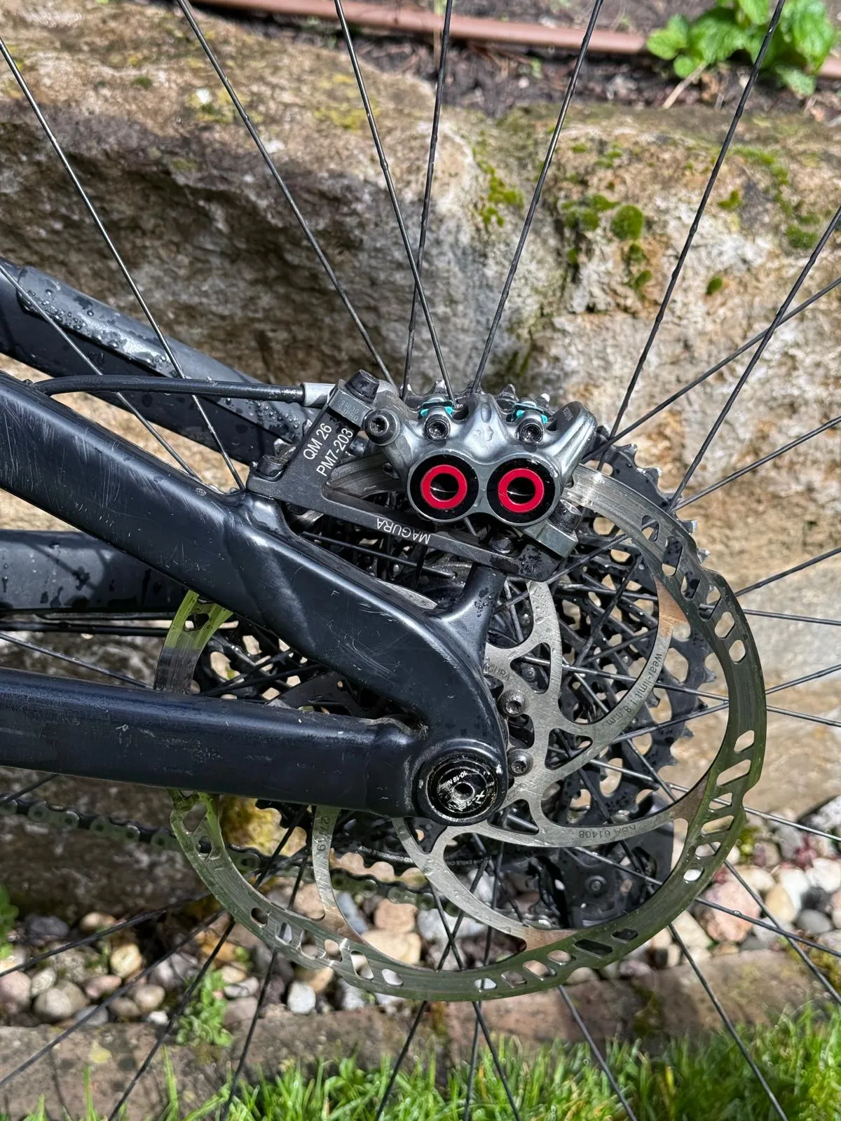 🚵♂️ Propain Spindrift 2019 | Custom Aufbau | Kaum gefahren | 2100 €
Das Bike stand bei mir überwiegend nur rum. Die wenigen Ausfahrten, die ich gemacht habe, waren ausschließlich auf Waldwegen – Bikepark hat es bei mir nie gesehen. Leichte Gebrauchsspuren vorhanden.
✅ Neuer Hinterreifen (unverbaut) + frische Reifenmilch werden mitgegeben.
📋 Verbaute Komponenten & Investitionen:
Bauteile Modell / Details
🔹 Rahmen |Propain Spindrift – 2019 L
🔹 Federgabel |RockShox Lyrik Ultimate RCC2 – 2021, 220,5 mm
🔹 Schaltwerk |SRAM GX Eagle 12-fach – 2022, Lunar Lang
🔹 Kette |SRAM PC GX 12s – 2018
🔹 Bremsbeläge |Miles Racing, semimetallisch – MT7
🔹 Vorbau |Burgtec Enduro MK3, 31,8 – Black
🔹 Lenker |Burgtec MTB, 800 mm, -15 mm
🔹 Griffe |Ergon GE1 Evo Factory – 2022, Universal
🔹 Steuersatz |Cane Creek 40 IS42/28,6 – IS52/40
🔹 Dämpferfeder |RockShox Stahlfeder 151 mm, 57,5–65 mm, 500 LBS
🔹 Dämpfer Buchse |RockShox Buchsen Set – 2022
🔹 Kettenstrebschutz |2019 / Spin-off 2018
🔹 Kabelführung |Schaltzug, Bremsleitung, Einführungsstille
🔹 Sattelstütze |Ab 2018
💶 Gesamtinvestition (Belege vorhanden): über 5.000 €
📌 Zustand:
∙ Leichte Gebrauchsspuren
∙ Nur Waldwege, kein Bikepark
∙ Hinterreifen verliert Luft → neuer Reifen + Milch inklusive
⚠️ Privatverkauf – keine Garantie, keine Rücknahme, keine Gewährleistung. Verkauf erfolgt unter Ausschluss jeglicher Sachmängelhaftung.