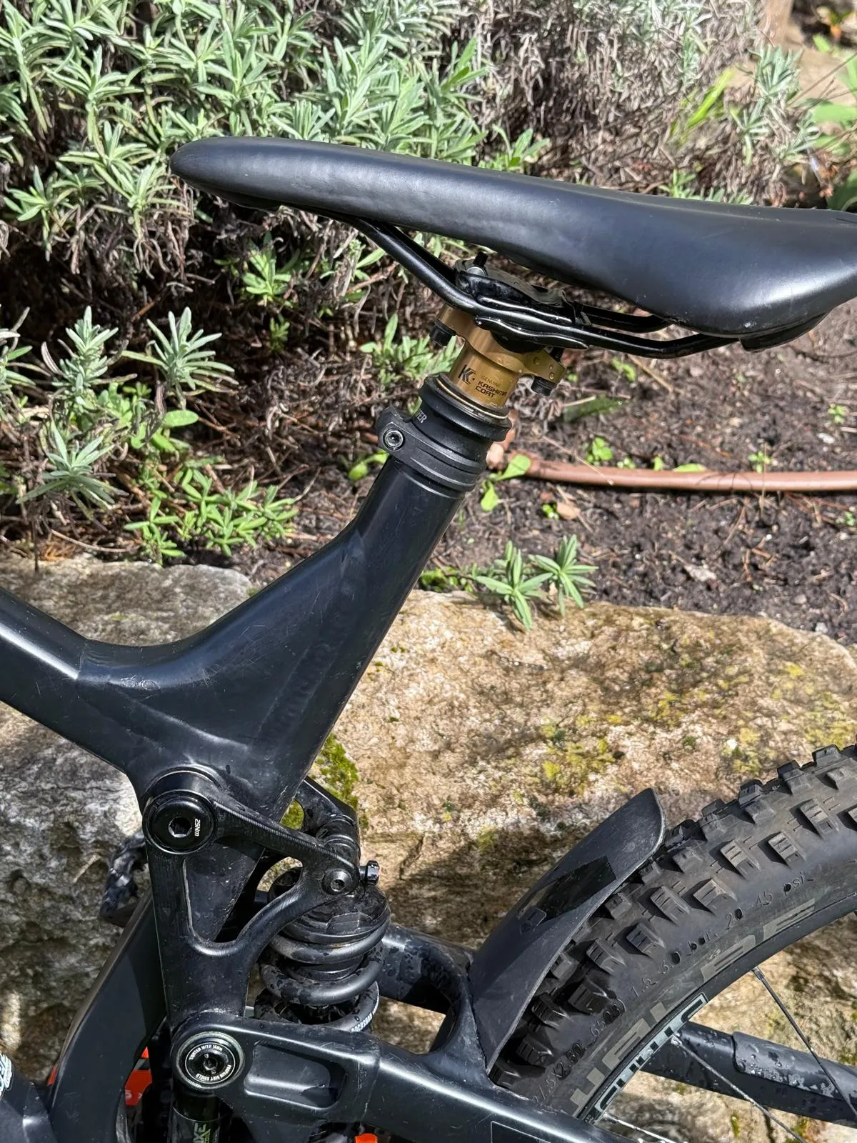 🚵♂️ Propain Spindrift 2019 | Custom Aufbau | Kaum gefahren | 2100 €
Das Bike stand bei mir überwiegend nur rum. Die wenigen Ausfahrten, die ich gemacht habe, waren ausschließlich auf Waldwegen – Bikepark hat es bei mir nie gesehen. Leichte Gebrauchsspuren vorhanden.
✅ Neuer Hinterreifen (unverbaut) + frische Reifenmilch werden mitgegeben.
📋 Verbaute Komponenten & Investitionen:
Bauteile Modell / Details
🔹 Rahmen |Propain Spindrift – 2019 L
🔹 Federgabel |RockShox Lyrik Ultimate RCC2 – 2021, 220,5 mm
🔹 Schaltwerk |SRAM GX Eagle 12-fach – 2022, Lunar Lang
🔹 Kette |SRAM PC GX 12s – 2018
🔹 Bremsbeläge |Miles Racing, semimetallisch – MT7
🔹 Vorbau |Burgtec Enduro MK3, 31,8 – Black
🔹 Lenker |Burgtec MTB, 800 mm, -15 mm
🔹 Griffe |Ergon GE1 Evo Factory – 2022, Universal
🔹 Steuersatz |Cane Creek 40 IS42/28,6 – IS52/40
🔹 Dämpferfeder |RockShox Stahlfeder 151 mm, 57,5–65 mm, 500 LBS
🔹 Dämpfer Buchse |RockShox Buchsen Set – 2022
🔹 Kettenstrebschutz |2019 / Spin-off 2018
🔹 Kabelführung |Schaltzug, Bremsleitung, Einführungsstille
🔹 Sattelstütze |Ab 2018
💶 Gesamtinvestition (Belege vorhanden): über 5.000 €
📌 Zustand:
∙ Leichte Gebrauchsspuren
∙ Nur Waldwege, kein Bikepark
∙ Hinterreifen verliert Luft → neuer Reifen + Milch inklusive
⚠️ Privatverkauf – keine Garantie, keine Rücknahme, keine Gewährleistung. Verkauf erfolgt unter Ausschluss jeglicher Sachmängelhaftung.