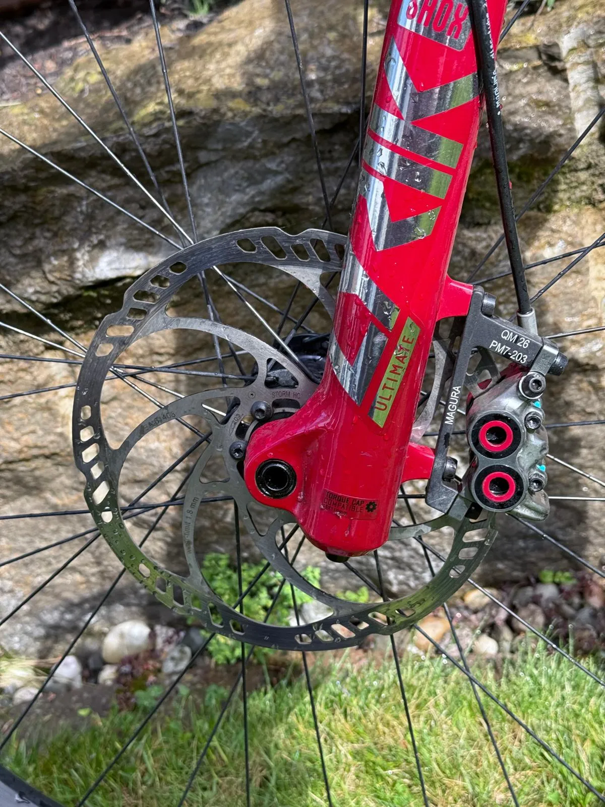 🚵♂️ Propain Spindrift 2019 | Custom Aufbau | Kaum gefahren | 2100 €
Das Bike stand bei mir überwiegend nur rum. Die wenigen Ausfahrten, die ich gemacht habe, waren ausschließlich auf Waldwegen – Bikepark hat es bei mir nie gesehen. Leichte Gebrauchsspuren vorhanden.
✅ Neuer Hinterreifen (unverbaut) + frische Reifenmilch werden mitgegeben.
📋 Verbaute Komponenten & Investitionen:
Bauteile Modell / Details
🔹 Rahmen |Propain Spindrift – 2019 L
🔹 Federgabel |RockShox Lyrik Ultimate RCC2 – 2021, 220,5 mm
🔹 Schaltwerk |SRAM GX Eagle 12-fach – 2022, Lunar Lang
🔹 Kette |SRAM PC GX 12s – 2018
🔹 Bremsbeläge |Miles Racing, semimetallisch – MT7
🔹 Vorbau |Burgtec Enduro MK3, 31,8 – Black
🔹 Lenker |Burgtec MTB, 800 mm, -15 mm
🔹 Griffe |Ergon GE1 Evo Factory – 2022, Universal
🔹 Steuersatz |Cane Creek 40 IS42/28,6 – IS52/40
🔹 Dämpferfeder |RockShox Stahlfeder 151 mm, 57,5–65 mm, 500 LBS
🔹 Dämpfer Buchse |RockShox Buchsen Set – 2022
🔹 Kettenstrebschutz |2019 / Spin-off 2018
🔹 Kabelführung |Schaltzug, Bremsleitung, Einführungsstille
🔹 Sattelstütze |Ab 2018
💶 Gesamtinvestition (Belege vorhanden): über 5.000 €
📌 Zustand:
∙ Leichte Gebrauchsspuren
∙ Nur Waldwege, kein Bikepark
∙ Hinterreifen verliert Luft → neuer Reifen + Milch inklusive
⚠️ Privatverkauf – keine Garantie, keine Rücknahme, keine Gewährleistung. Verkauf erfolgt unter Ausschluss jeglicher Sachmängelhaftung.