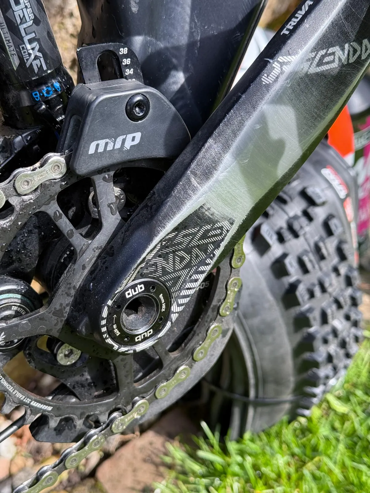 🚵♂️ Propain Spindrift 2019 | Custom Aufbau | Kaum gefahren | 2100 €
Das Bike stand bei mir überwiegend nur rum. Die wenigen Ausfahrten, die ich gemacht habe, waren ausschließlich auf Waldwegen – Bikepark hat es bei mir nie gesehen. Leichte Gebrauchsspuren vorhanden.
✅ Neuer Hinterreifen (unverbaut) + frische Reifenmilch werden mitgegeben.
📋 Verbaute Komponenten & Investitionen:
Bauteile Modell / Details
🔹 Rahmen |Propain Spindrift – 2019 L
🔹 Federgabel |RockShox Lyrik Ultimate RCC2 – 2021, 220,5 mm
🔹 Schaltwerk |SRAM GX Eagle 12-fach – 2022, Lunar Lang
🔹 Kette |SRAM PC GX 12s – 2018
🔹 Bremsbeläge |Miles Racing, semimetallisch – MT7
🔹 Vorbau |Burgtec Enduro MK3, 31,8 – Black
🔹 Lenker |Burgtec MTB, 800 mm, -15 mm
🔹 Griffe |Ergon GE1 Evo Factory – 2022, Universal
🔹 Steuersatz |Cane Creek 40 IS42/28,6 – IS52/40
🔹 Dämpferfeder |RockShox Stahlfeder 151 mm, 57,5–65 mm, 500 LBS
🔹 Dämpfer Buchse |RockShox Buchsen Set – 2022
🔹 Kettenstrebschutz |2019 / Spin-off 2018
🔹 Kabelführung |Schaltzug, Bremsleitung, Einführungsstille
🔹 Sattelstütze |Ab 2018
💶 Gesamtinvestition (Belege vorhanden): über 5.000 €
📌 Zustand:
∙ Leichte Gebrauchsspuren
∙ Nur Waldwege, kein Bikepark
∙ Hinterreifen verliert Luft → neuer Reifen + Milch inklusive
⚠️ Privatverkauf – keine Garantie, keine Rücknahme, keine Gewährleistung. Verkauf erfolgt unter Ausschluss jeglicher Sachmängelhaftung.