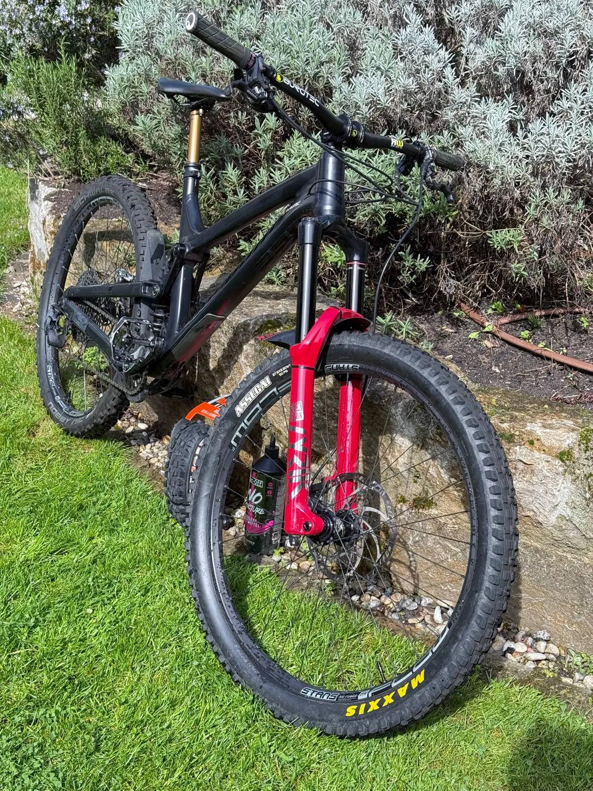 🚵♂️ Propain Spindrift 2019 | Custom Aufbau | Kaum gefahren | 2100 €
Das Bike stand bei mir überwiegend nur rum. Die wenigen Ausfahrten, die ich gemacht habe, waren ausschließlich auf Waldwegen – Bikepark hat es bei mir nie gesehen. Leichte Gebrauchsspuren vorhanden.
✅ Neuer Hinterreifen (unverbaut) + frische Reifenmilch werden mitgegeben.
📋 Verbaute Komponenten & Investitionen:
Bauteile Modell / Details
🔹 Rahmen |Propain Spindrift – 2019 L
🔹 Federgabel |RockShox Lyrik Ultimate RCC2 – 2021, 220,5 mm
🔹 Schaltwerk |SRAM GX Eagle 12-fach – 2022, Lunar Lang
🔹 Kette |SRAM PC GX 12s – 2018
🔹 Bremsbeläge |Miles Racing, semimetallisch – MT7
🔹 Vorbau |Burgtec Enduro MK3, 31,8 – Black
🔹 Lenker |Burgtec MTB, 800 mm, -15 mm
🔹 Griffe |Ergon GE1 Evo Factory – 2022, Universal
🔹 Steuersatz |Cane Creek 40 IS42/28,6 – IS52/40
🔹 Dämpferfeder |RockShox Stahlfeder 151 mm, 57,5–65 mm, 500 LBS
🔹 Dämpfer Buchse |RockShox Buchsen Set – 2022
🔹 Kettenstrebschutz |2019 / Spin-off 2018
🔹 Kabelführung |Schaltzug, Bremsleitung, Einführungsstille
🔹 Sattelstütze |Ab 2018
💶 Gesamtinvestition (Belege vorhanden): über 5.000 €
📌 Zustand:
∙ Leichte Gebrauchsspuren
∙ Nur Waldwege, kein Bikepark
∙ Hinterreifen verliert Luft → neuer Reifen + Milch inklusive
⚠️ Privatverkauf – keine Garantie, keine Rücknahme, keine Gewährleistung. Verkauf erfolgt unter Ausschluss jeglicher Sachmängelhaftung.
