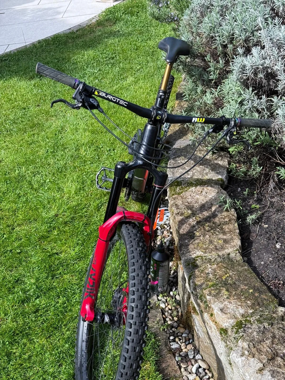 🚵♂️ Propain Spindrift 2019 | Custom Aufbau | Kaum gefahren | 2100 €
Das Bike stand bei mir überwiegend nur rum. Die wenigen Ausfahrten, die ich gemacht habe, waren ausschließlich auf Waldwegen – Bikepark hat es bei mir nie gesehen. Leichte Gebrauchsspuren vorhanden.
✅ Neuer Hinterreifen (unverbaut) + frische Reifenmilch werden mitgegeben.
📋 Verbaute Komponenten & Investitionen:
Bauteile Modell / Details
🔹 Rahmen |Propain Spindrift – 2019 L
🔹 Federgabel |RockShox Lyrik Ultimate RCC2 – 2021, 220,5 mm
🔹 Schaltwerk |SRAM GX Eagle 12-fach – 2022, Lunar Lang
🔹 Kette |SRAM PC GX 12s – 2018
🔹 Bremsbeläge |Miles Racing, semimetallisch – MT7
🔹 Vorbau |Burgtec Enduro MK3, 31,8 – Black
🔹 Lenker |Burgtec MTB, 800 mm, -15 mm
🔹 Griffe |Ergon GE1 Evo Factory – 2022, Universal
🔹 Steuersatz |Cane Creek 40 IS42/28,6 – IS52/40
🔹 Dämpferfeder |RockShox Stahlfeder 151 mm, 57,5–65 mm, 500 LBS
🔹 Dämpfer Buchse |RockShox Buchsen Set – 2022
🔹 Kettenstrebschutz |2019 / Spin-off 2018
🔹 Kabelführung |Schaltzug, Bremsleitung, Einführungsstille
🔹 Sattelstütze |Ab 2018
💶 Gesamtinvestition (Belege vorhanden): über 5.000 €
📌 Zustand:
∙ Leichte Gebrauchsspuren
∙ Nur Waldwege, kein Bikepark
∙ Hinterreifen verliert Luft → neuer Reifen + Milch inklusive
⚠️ Privatverkauf – keine Garantie, keine Rücknahme, keine Gewährleistung. Verkauf erfolgt unter Ausschluss jeglicher Sachmängelhaftung.