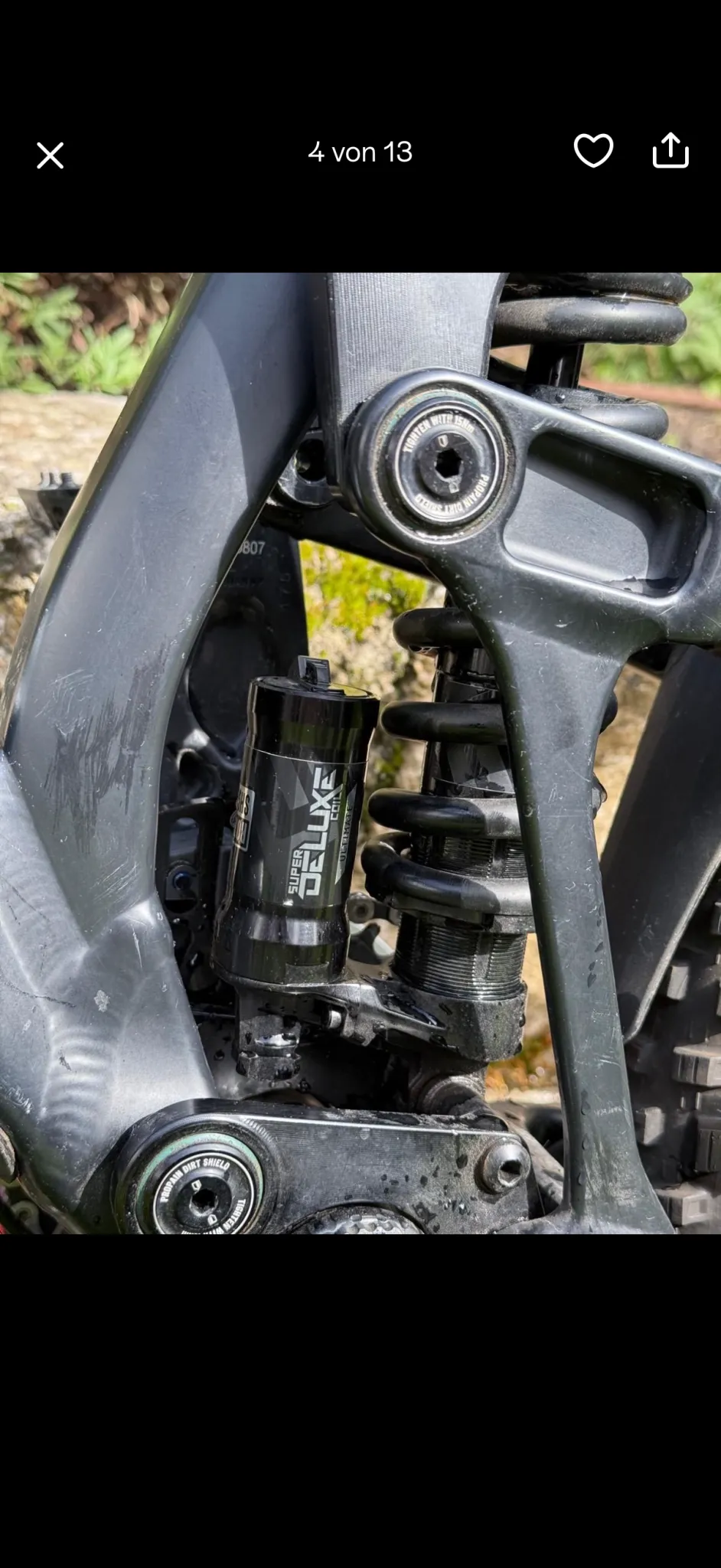 🚵♂️ Propain Spindrift 2019 | Custom Aufbau | Kaum gefahren | 2100 €
Das Bike stand bei mir überwiegend nur rum. Die wenigen Ausfahrten, die ich gemacht habe, waren ausschließlich auf Waldwegen – Bikepark hat es bei mir nie gesehen. Leichte Gebrauchsspuren vorhanden.
✅ Neuer Hinterreifen (unverbaut) + frische Reifenmilch werden mitgegeben.
📋 Verbaute Komponenten & Investitionen:
Bauteile Modell / Details
🔹 Rahmen |Propain Spindrift – 2019 L
🔹 Federgabel |RockShox Lyrik Ultimate RCC2 – 2021, 220,5 mm
🔹 Schaltwerk |SRAM GX Eagle 12-fach – 2022, Lunar Lang
🔹 Kette |SRAM PC GX 12s – 2018
🔹 Bremsbeläge |Miles Racing, semimetallisch – MT7
🔹 Vorbau |Burgtec Enduro MK3, 31,8 – Black
🔹 Lenker |Burgtec MTB, 800 mm, -15 mm
🔹 Griffe |Ergon GE1 Evo Factory – 2022, Universal
🔹 Steuersatz |Cane Creek 40 IS42/28,6 – IS52/40
🔹 Dämpferfeder |RockShox Stahlfeder 151 mm, 57,5–65 mm, 500 LBS
🔹 Dämpfer Buchse |RockShox Buchsen Set – 2022
🔹 Kettenstrebschutz |2019 / Spin-off 2018
🔹 Kabelführung |Schaltzug, Bremsleitung, Einführungsstille
🔹 Sattelstütze |Ab 2018
💶 Gesamtinvestition (Belege vorhanden): über 5.000 €
📌 Zustand:
∙ Leichte Gebrauchsspuren
∙ Nur Waldwege, kein Bikepark
∙ Hinterreifen verliert Luft → neuer Reifen + Milch inklusive
⚠️ Privatverkauf – keine Garantie, keine Rücknahme, keine Gewährleistung. Verkauf erfolgt unter Ausschluss jeglicher Sachmängelhaftung.