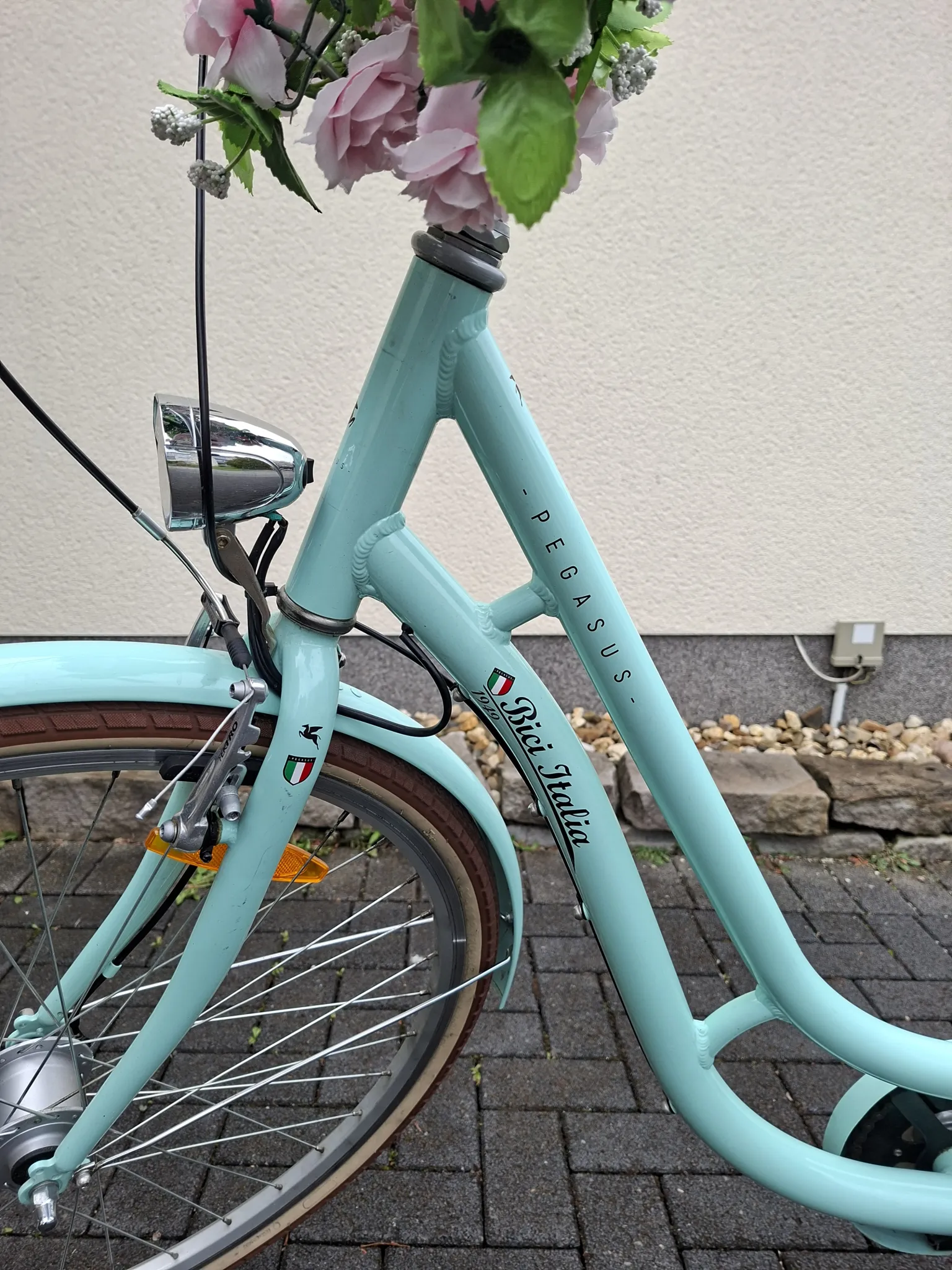 Die Farbe des Damenrades ist türkis. Es ist wenig gelaufen und daher wie neu. Es stand in der Garage. Ich habe meiner Frau jetzt ein E-bike geschenkt, weshalb sie sich  schweren Herzens von dem Cityrad trennt.