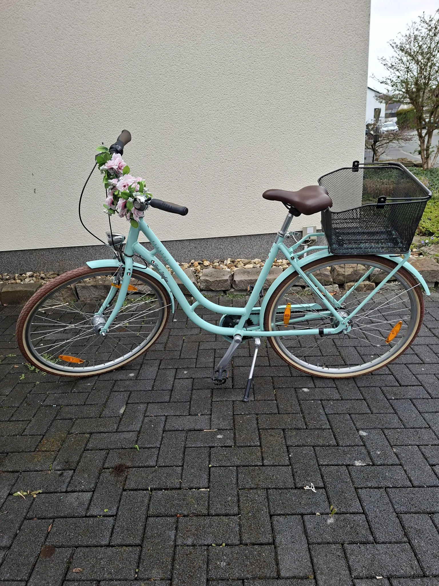 Die Farbe des Damenrades ist türkis. Es ist wenig gelaufen und daher wie neu. Es stand in der Garage. Ich habe meiner Frau jetzt ein E-bike geschenkt, weshalb sie sich  schweren Herzens von dem Cityrad trennt.